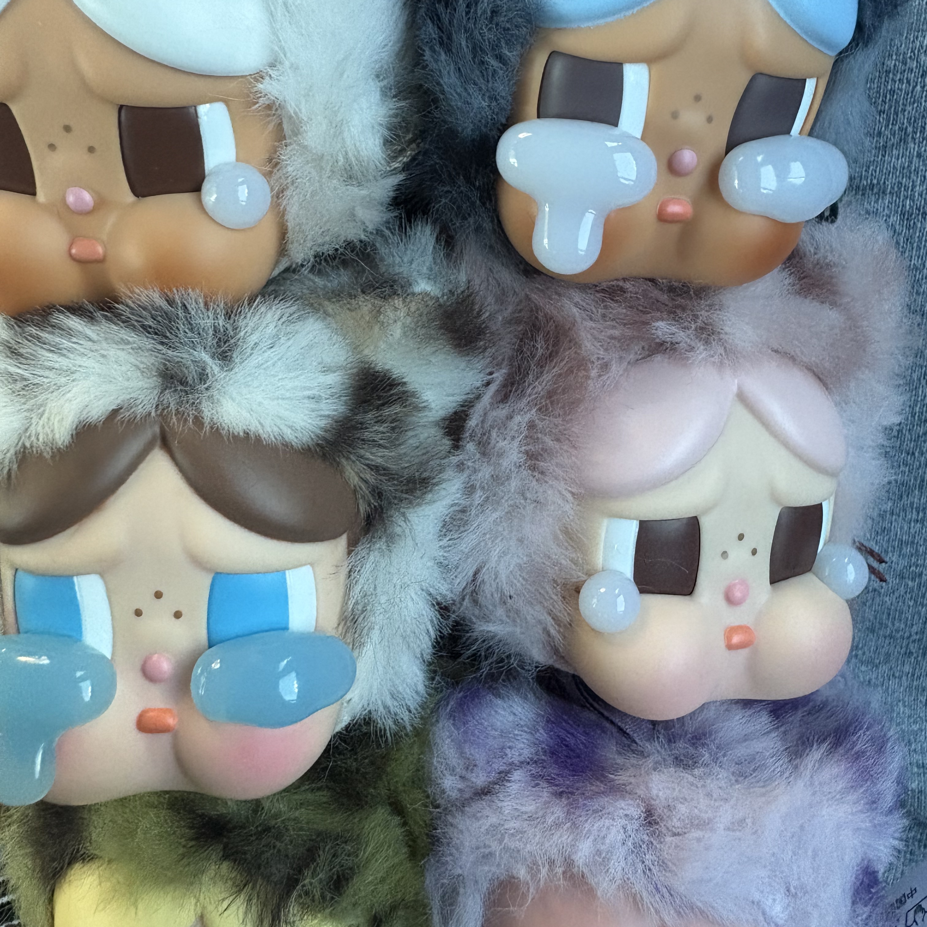 Pop Mart Crybaby Wild But Cutie Series Vinyl Plush Pendant (6 Blind Boxes) 착용 스타일