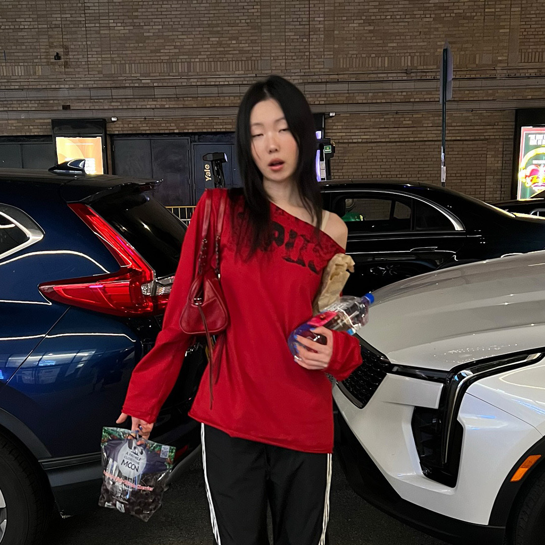 Thevinylhouse Loose Fit Unbalance LS Tee Red 착용 스타일 - 2
