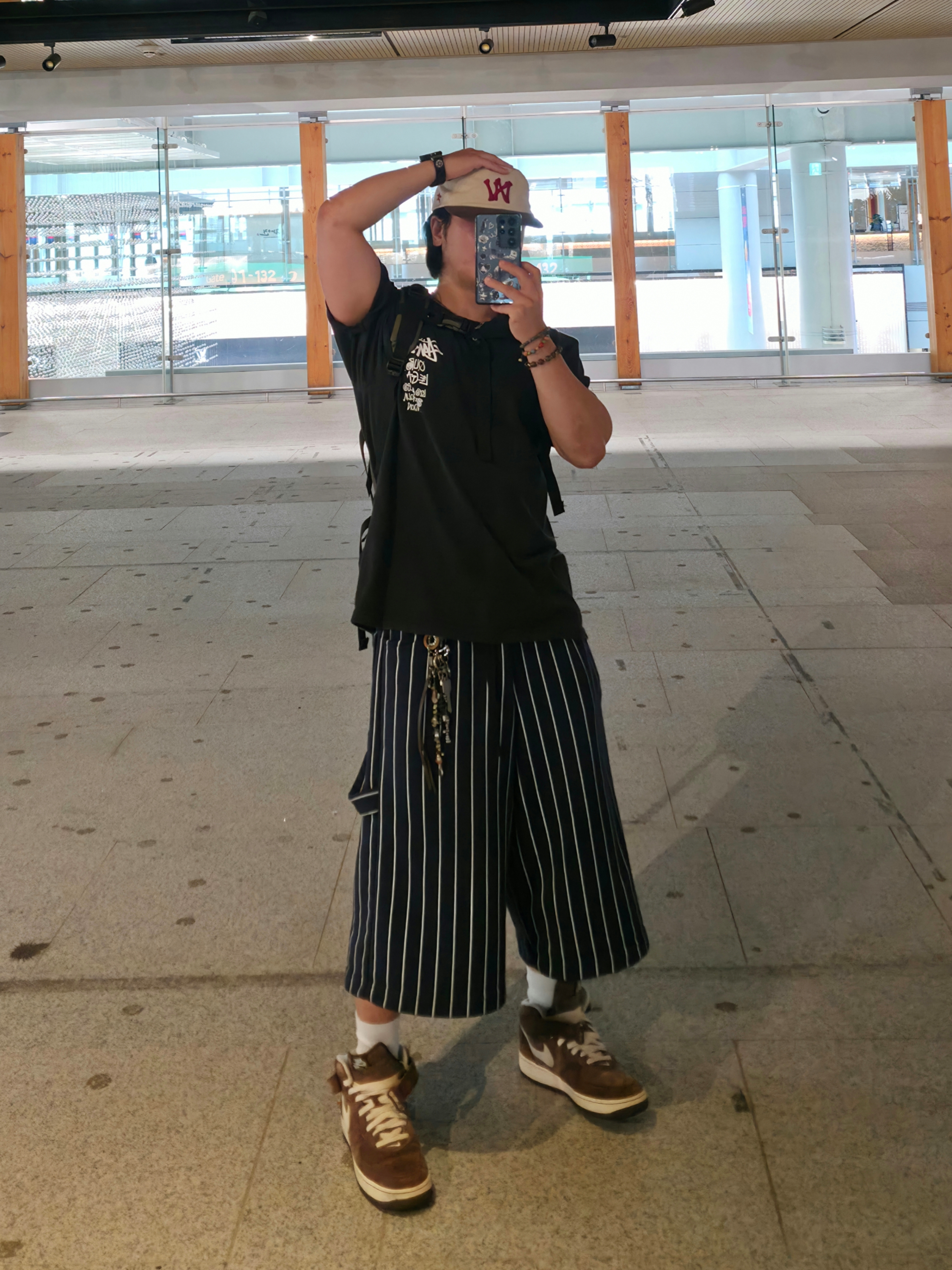 MJD X TRSC Stripe Side Snap Wide Carpenter Bermuda Pants Navy, Nike Air Force 1 Mid '07 QS Chocolate 착용 스타일 - 1