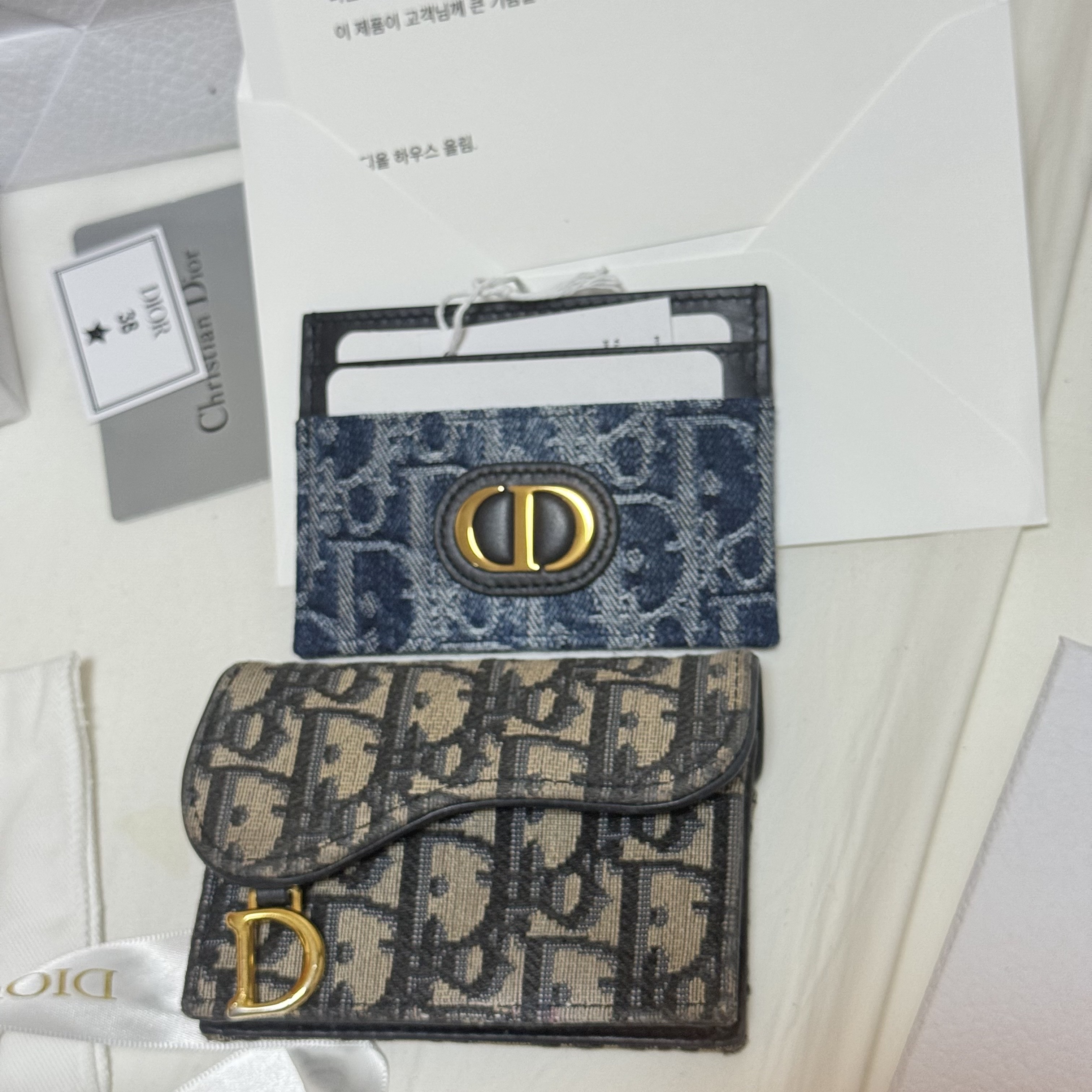 Dior 30 Montaigne Freesia Card Holder Blue Denim Dior Oblique Jacquard, Dior Saddle Flap Card Holder Blue Dior Oblique Jacquard 착용 스타일 - 2