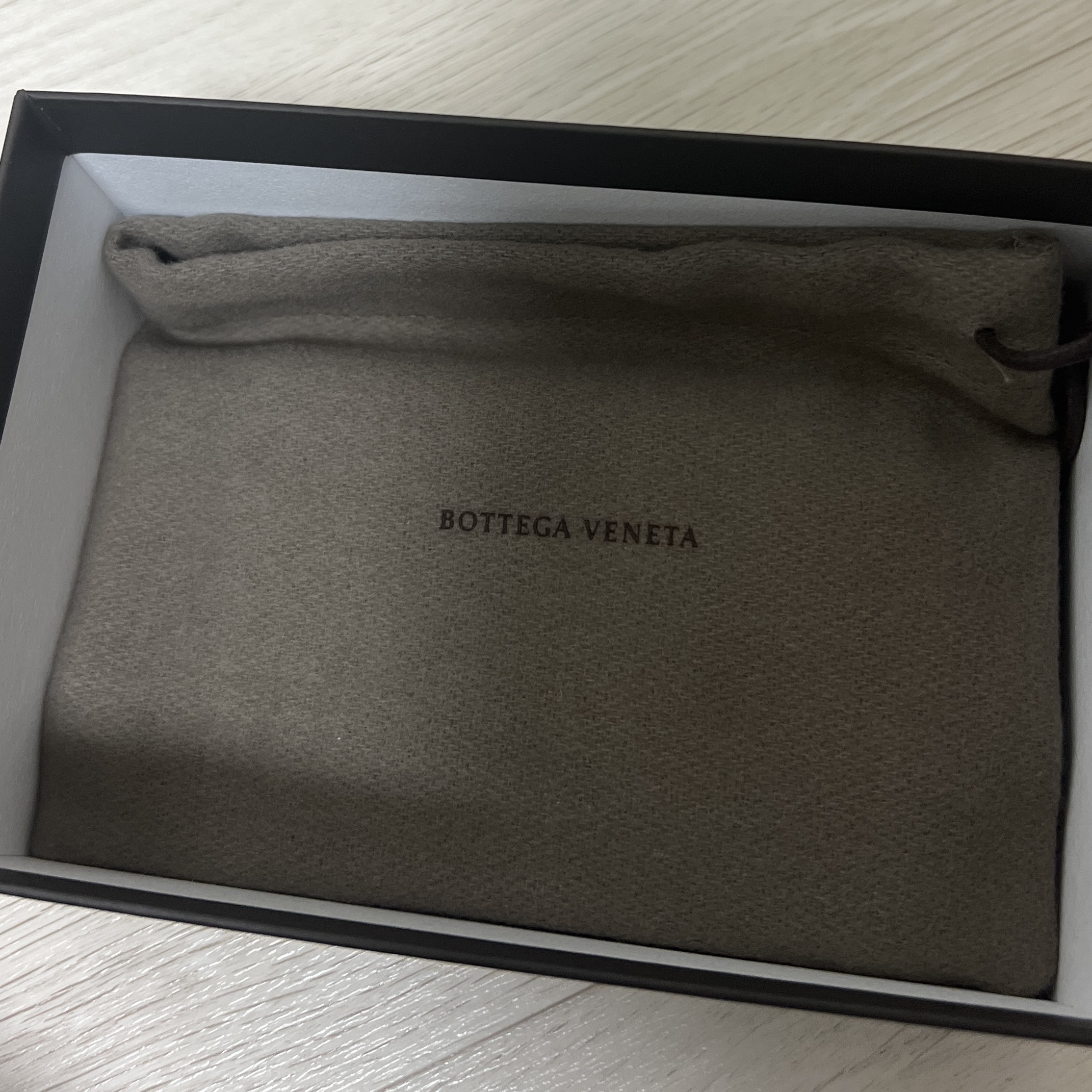 Bottega Veneta Credit Card Case Calfskin Black 착용 스타일 - 2