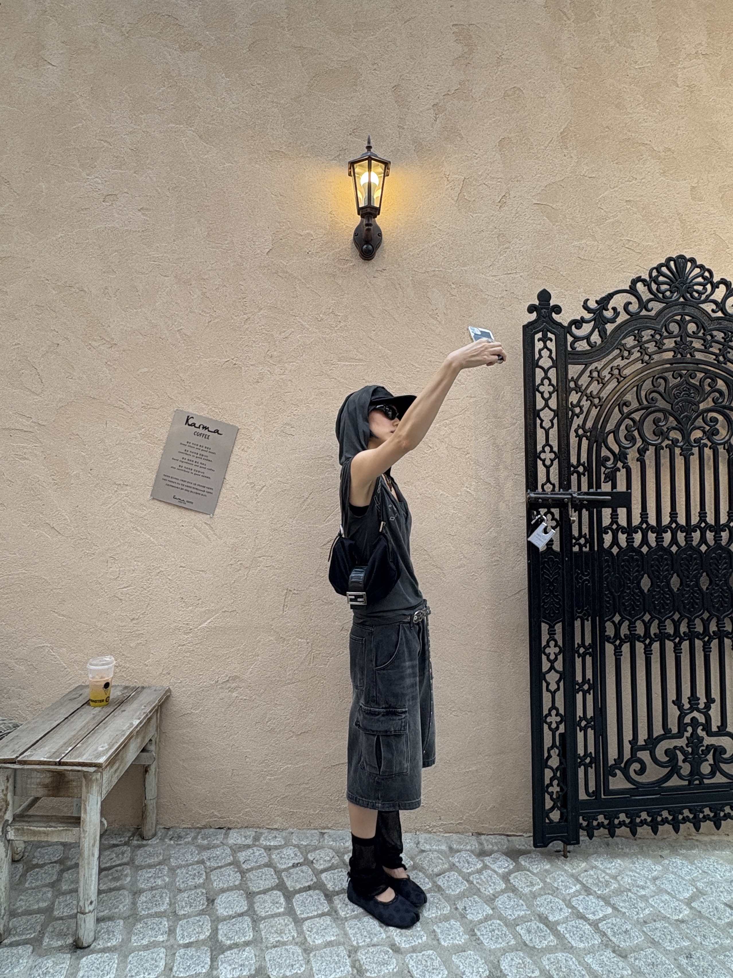 Odlyworkshop Slim Fit Sleevless Hoodie Ash, Vacant Archive Conny Wallet Keyring Black 착용 스타일 - 3