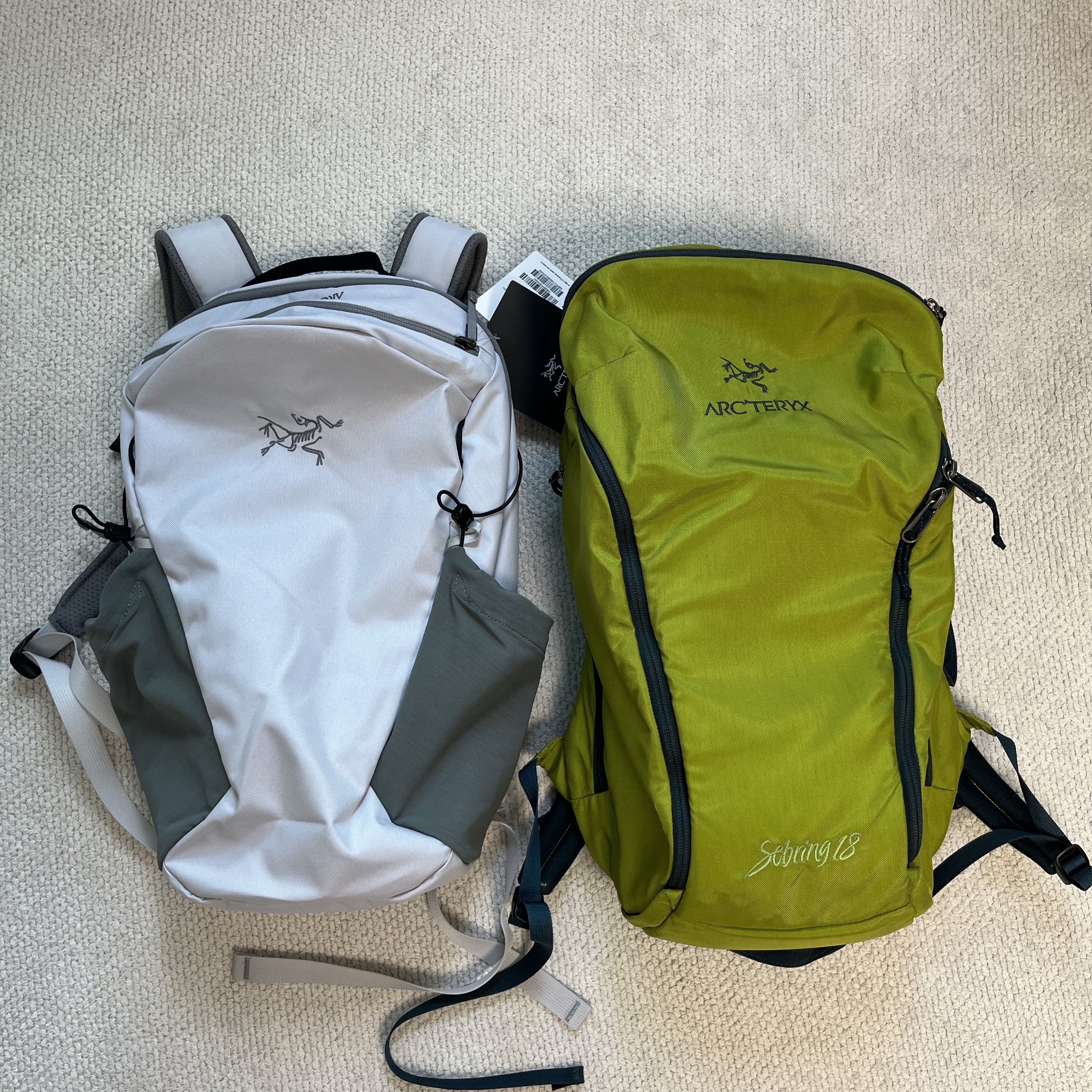 Arc'teryx Mantis 16 Backpack Solitude Void 착용 스타일 - 1