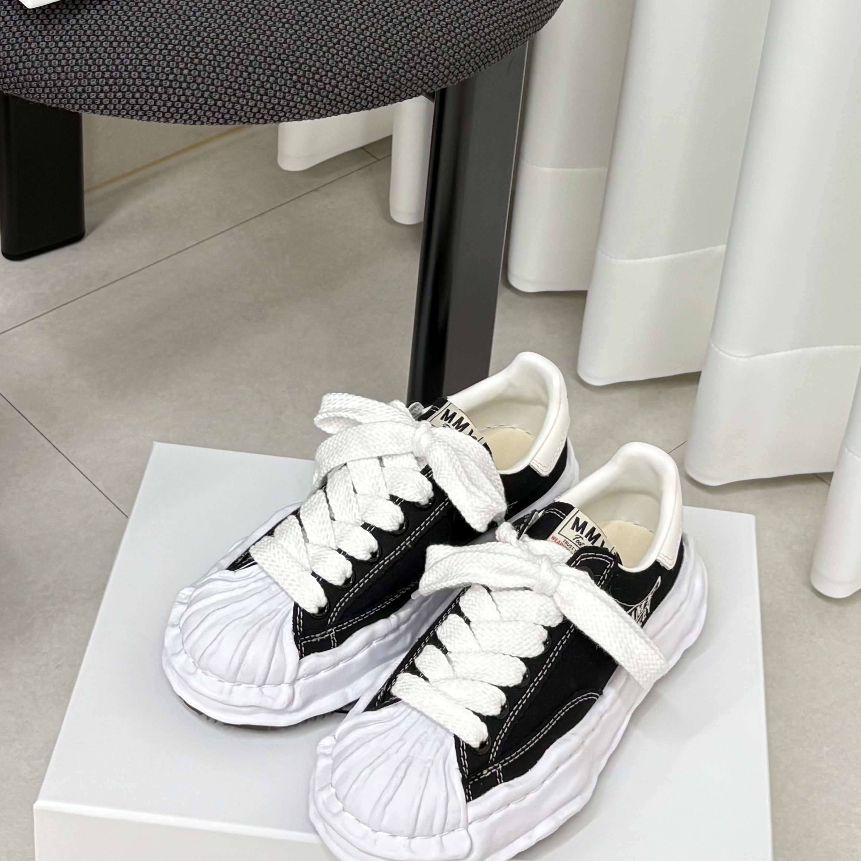 Maison Mihara Yasuhiro Blakey OG Sole Canvas Low-top Sneakers Black White, Oakley Edge Icon Blackout 착용 스타일 - 2