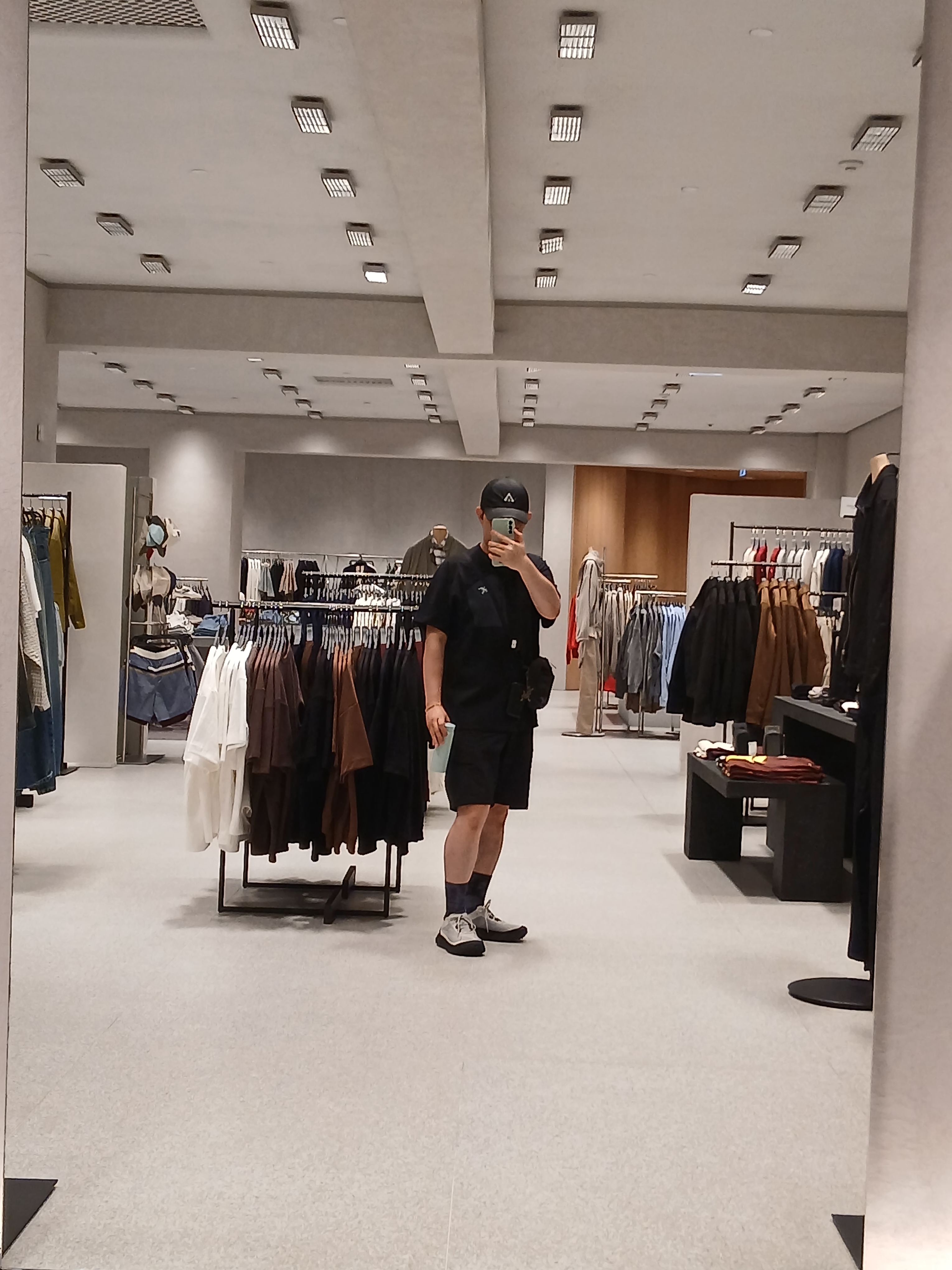 Nike ACG Trail Cap Black, Arc'teryx Konseal Pocket T-Shirt Black Grey 착용 스타일 - 4