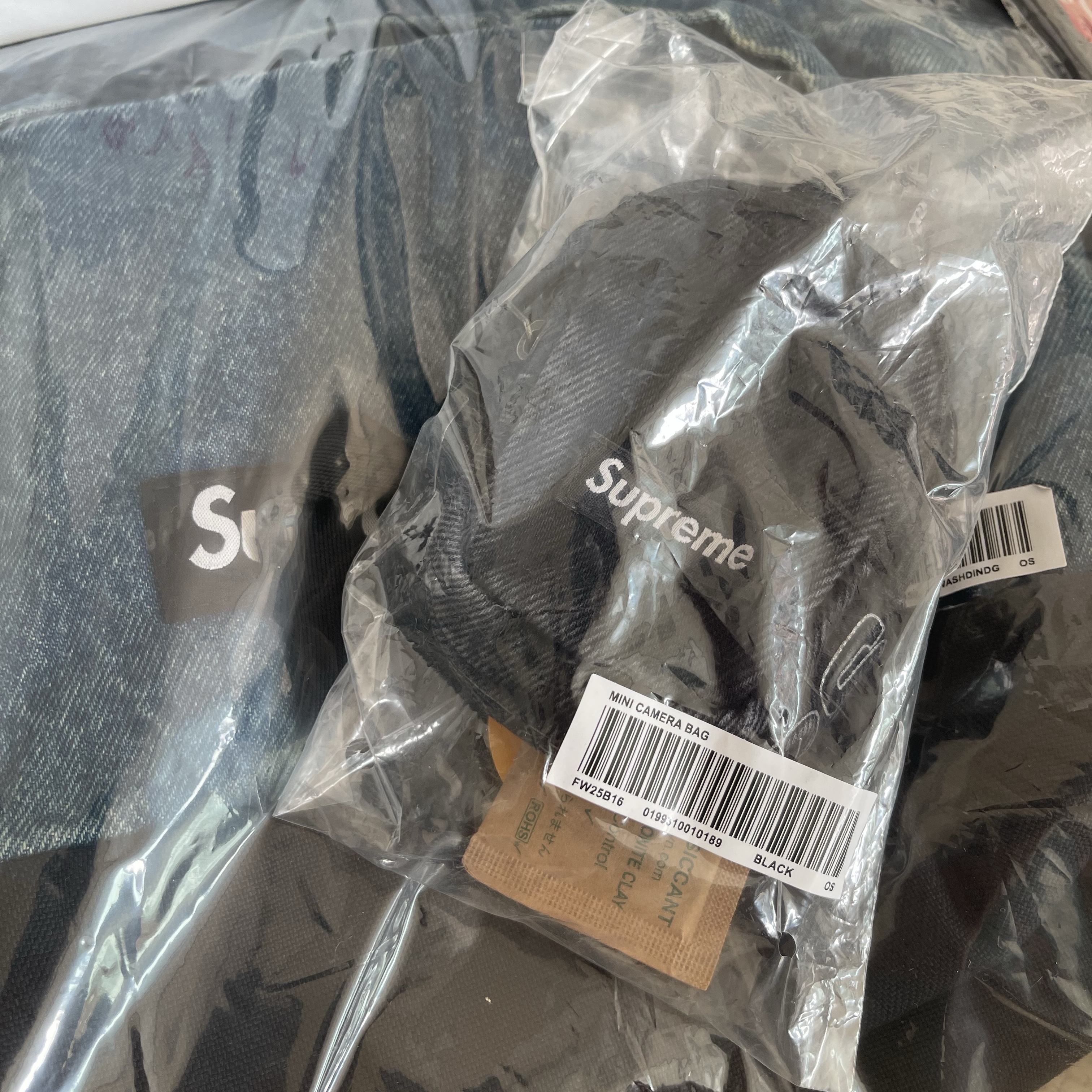 Supreme Denim Backpack Washed Indigo - 25FW, Supreme x SyuRo Tinplate Box Silver - 25FW 착용 스타일 - 4