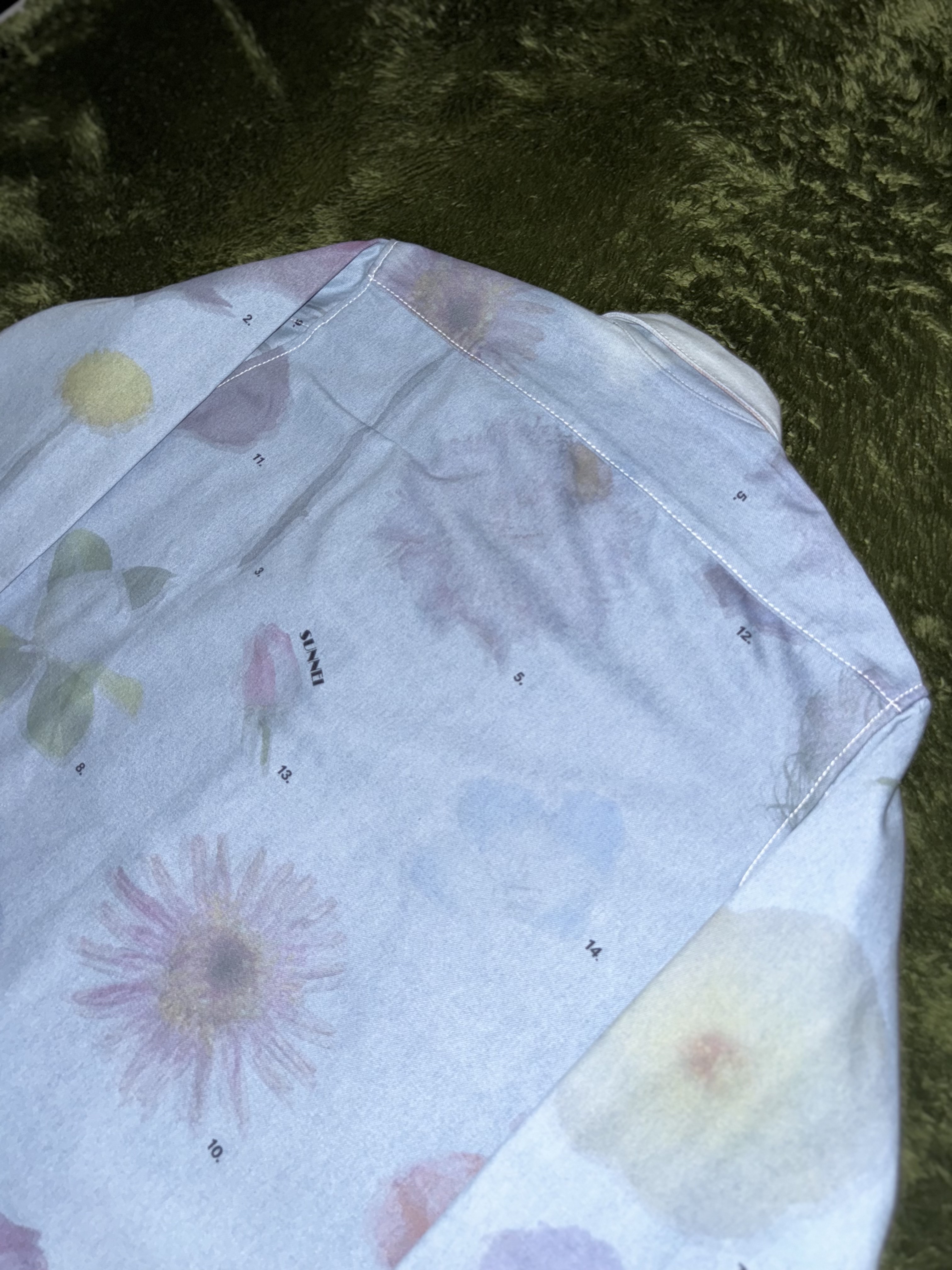 Sunnei Floral Printed Denim Shirt Light Wash 착용 스타일 - 8