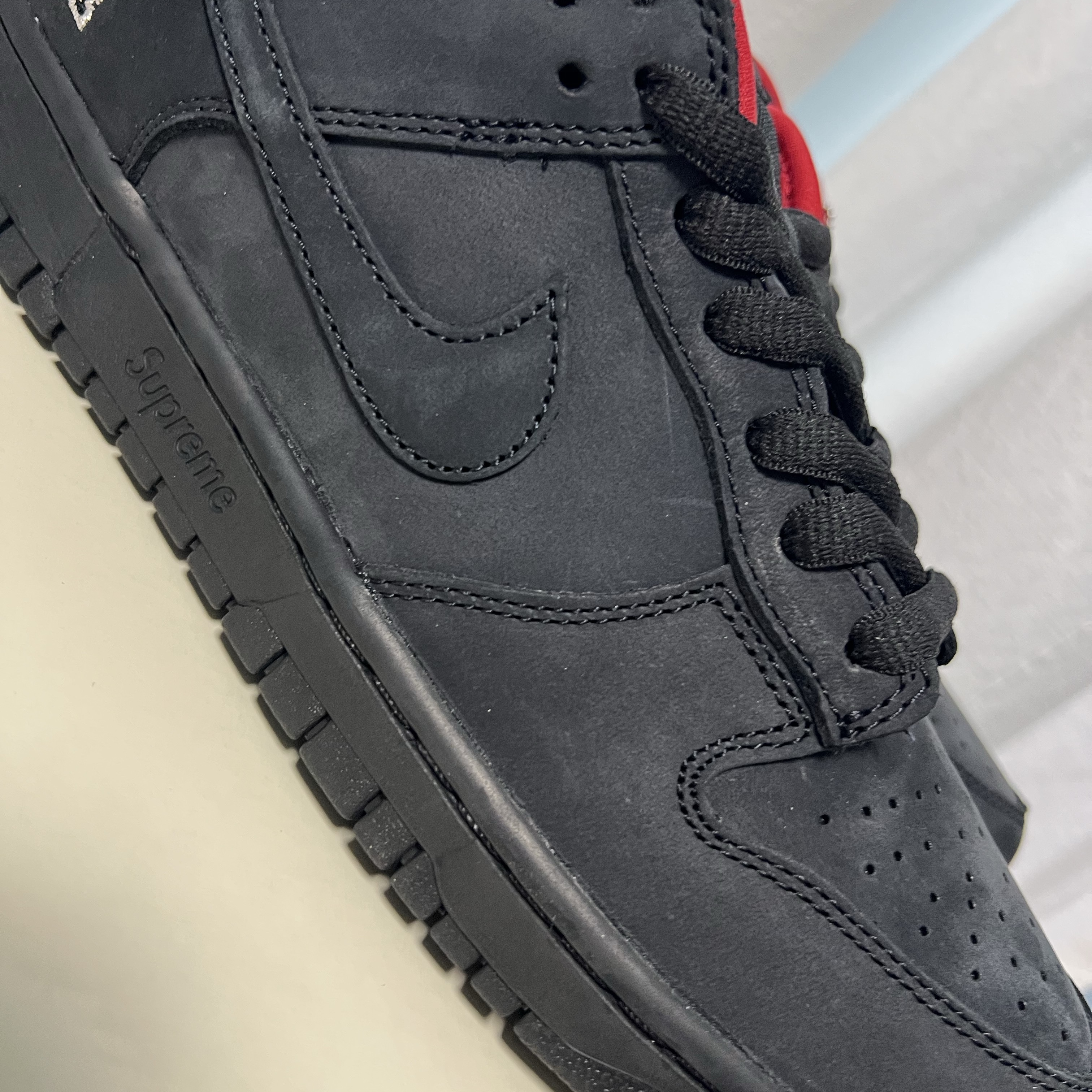 Nike x Supreme SB Dunk Low Black 착용 스타일 - 2