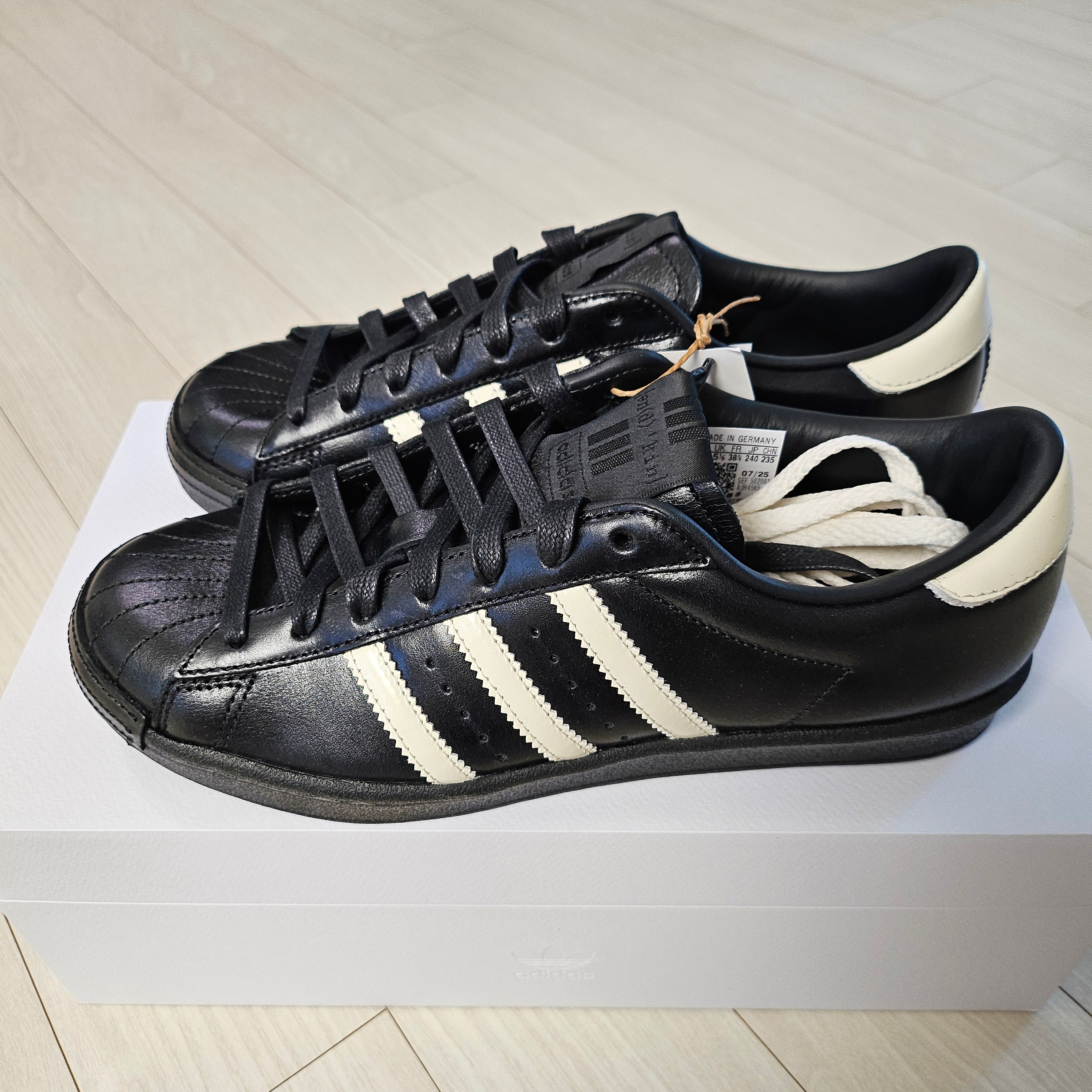 Adidas x Kith Superstar Vintage MIG Black White 착용 스타일 - 1