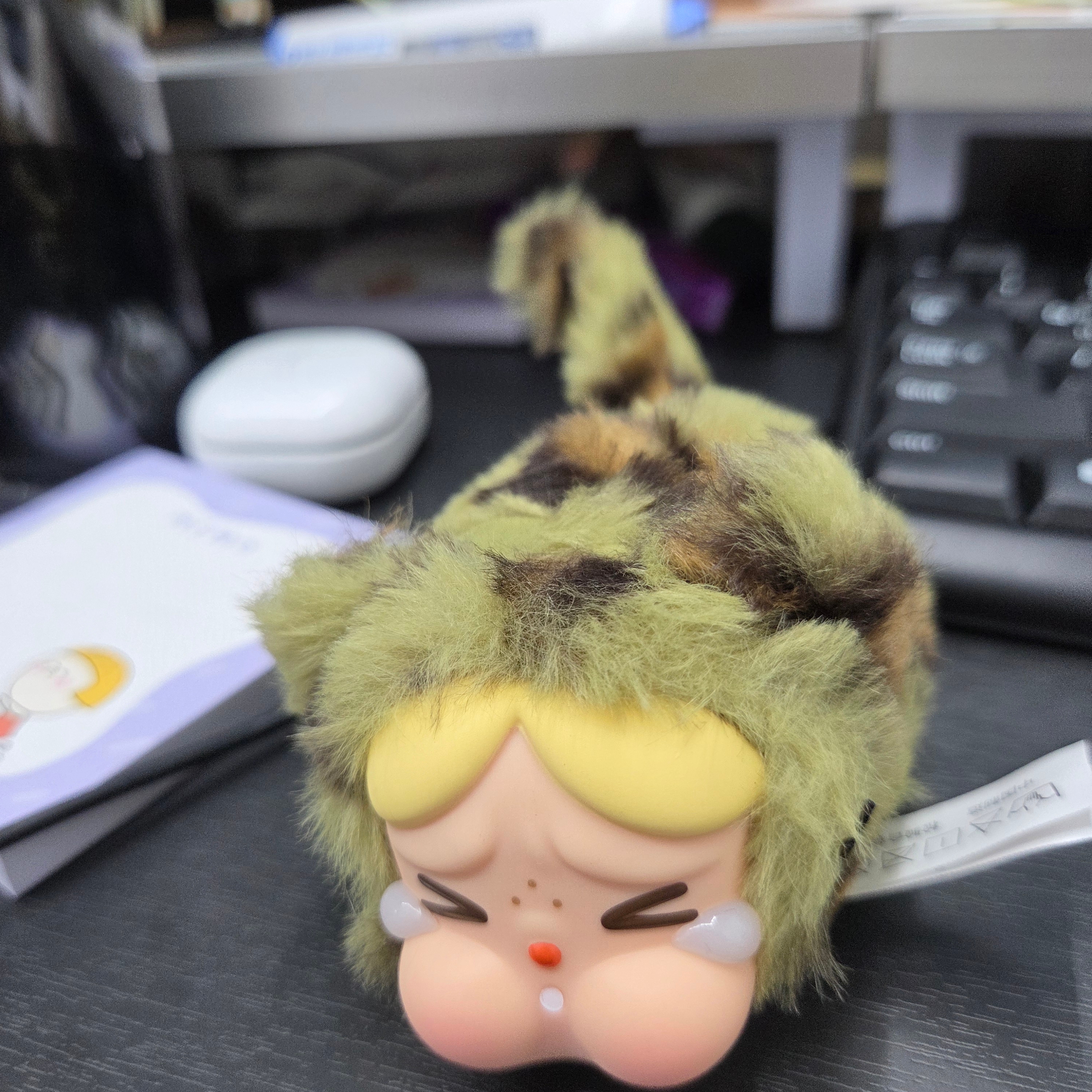 Pop Mart Crybaby Wild But Cutie Series Vinyl Plush Pendant (6 Blind Boxes) 착용 스타일
