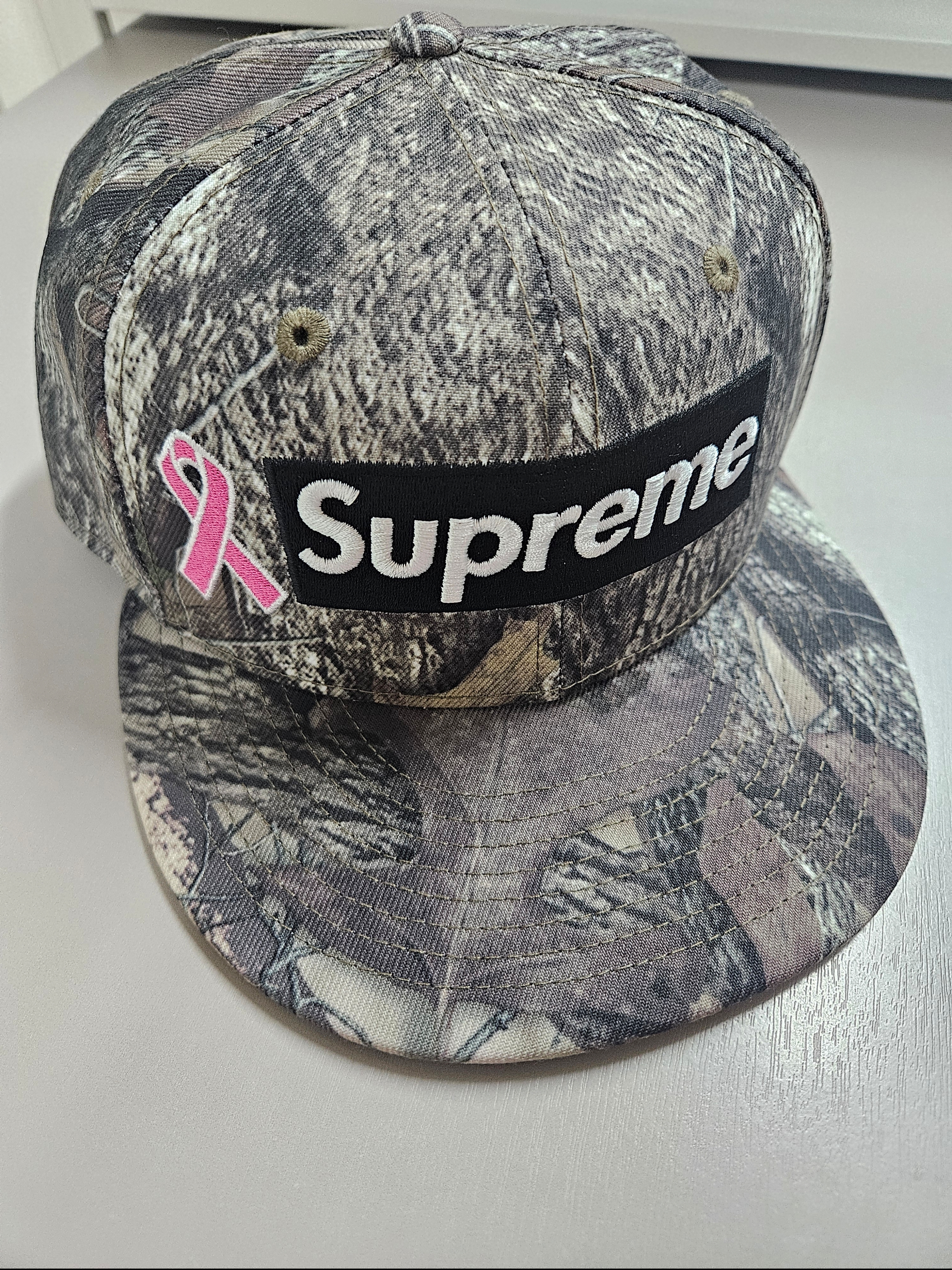 Supreme Breast Cancer Awareness Box Logo New Era TrueTimber HTC Fall Camo - 25FW, Supreme Small Box T-Shirt TrueTimber HTC Fall Camo - 24FW 착용 스타일 - 3