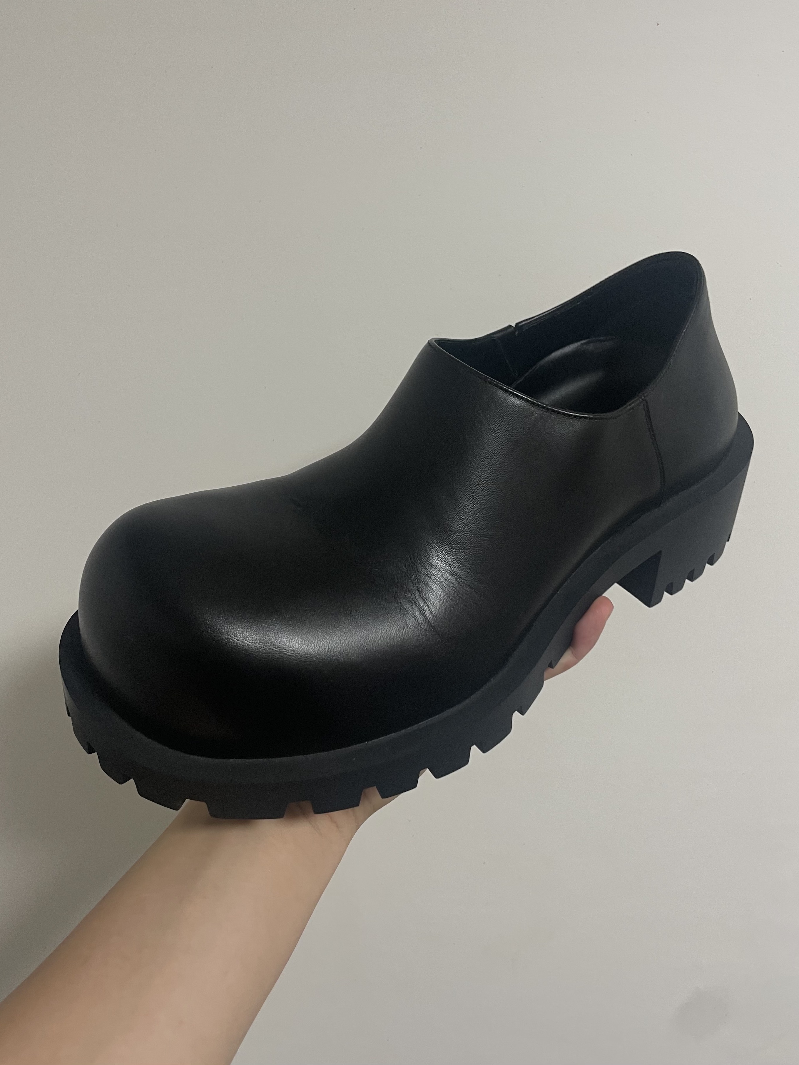 Balenciaga Hummer Derby Black 착용 스타일 - 3