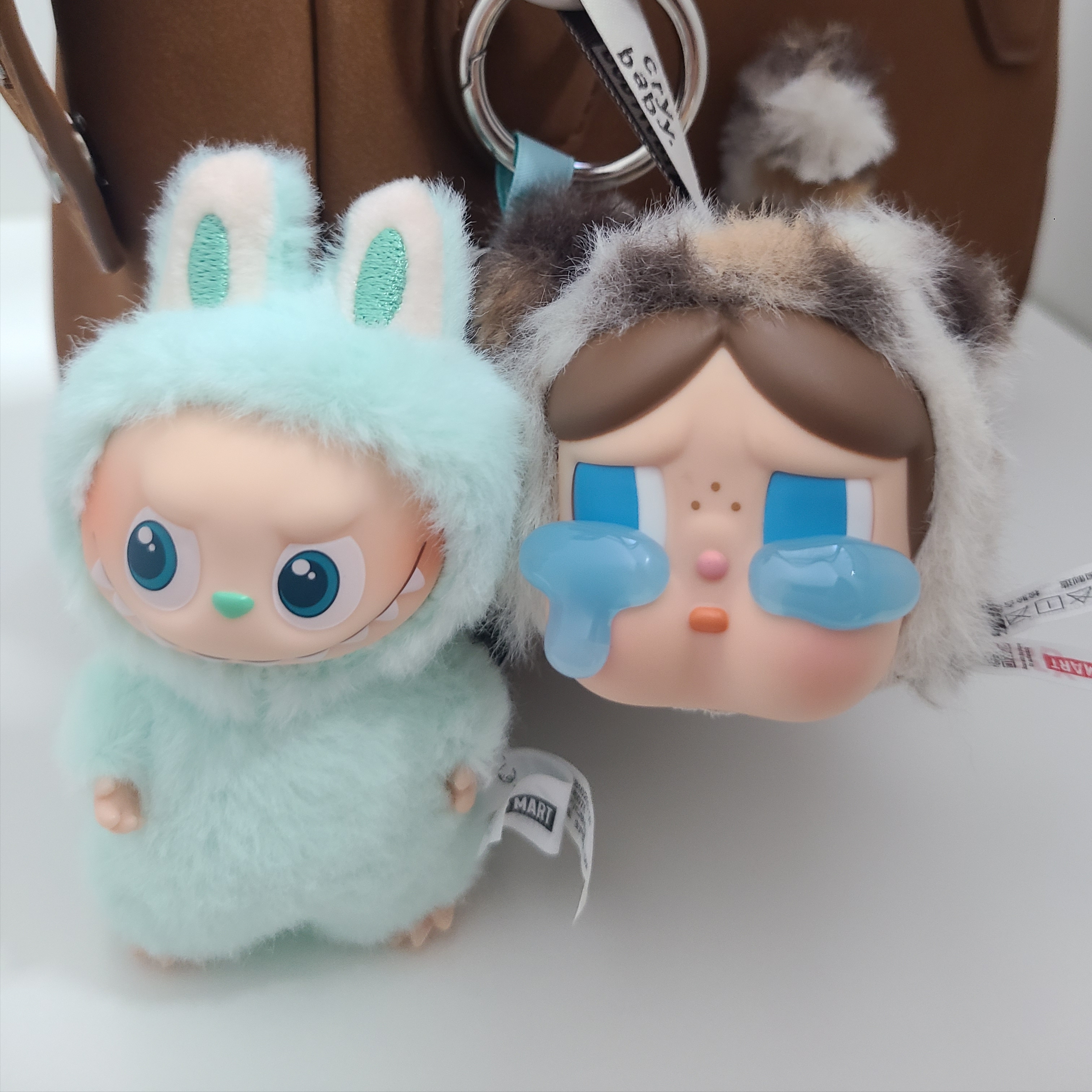 Pop Mart Labubu The Monsters Pin For Love Series Vinyl Plush Pendant (A-M) I (Opened Case) 착용 스타일