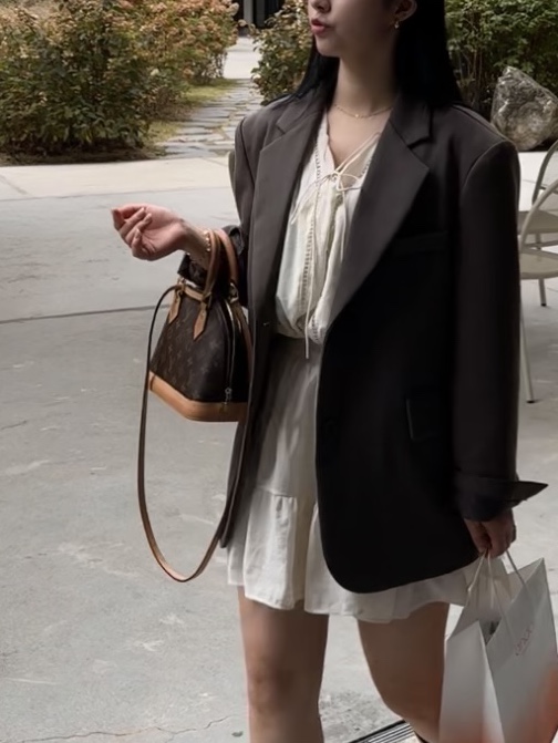 Louis Vuitton Alma BB Monogram 착용 스타일 - 4