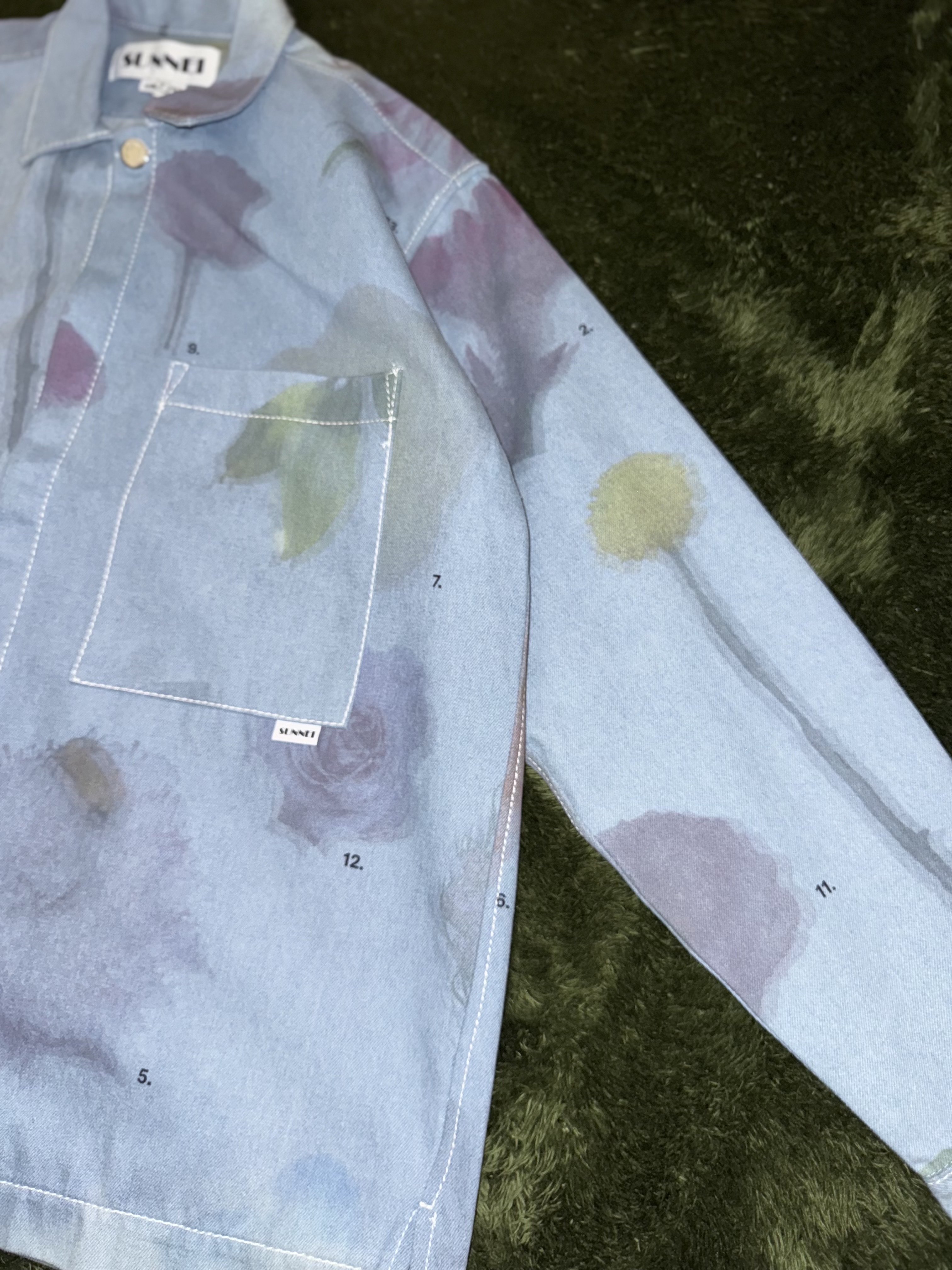 Sunnei Floral Printed Denim Shirt Light Wash 착용 스타일 - 6