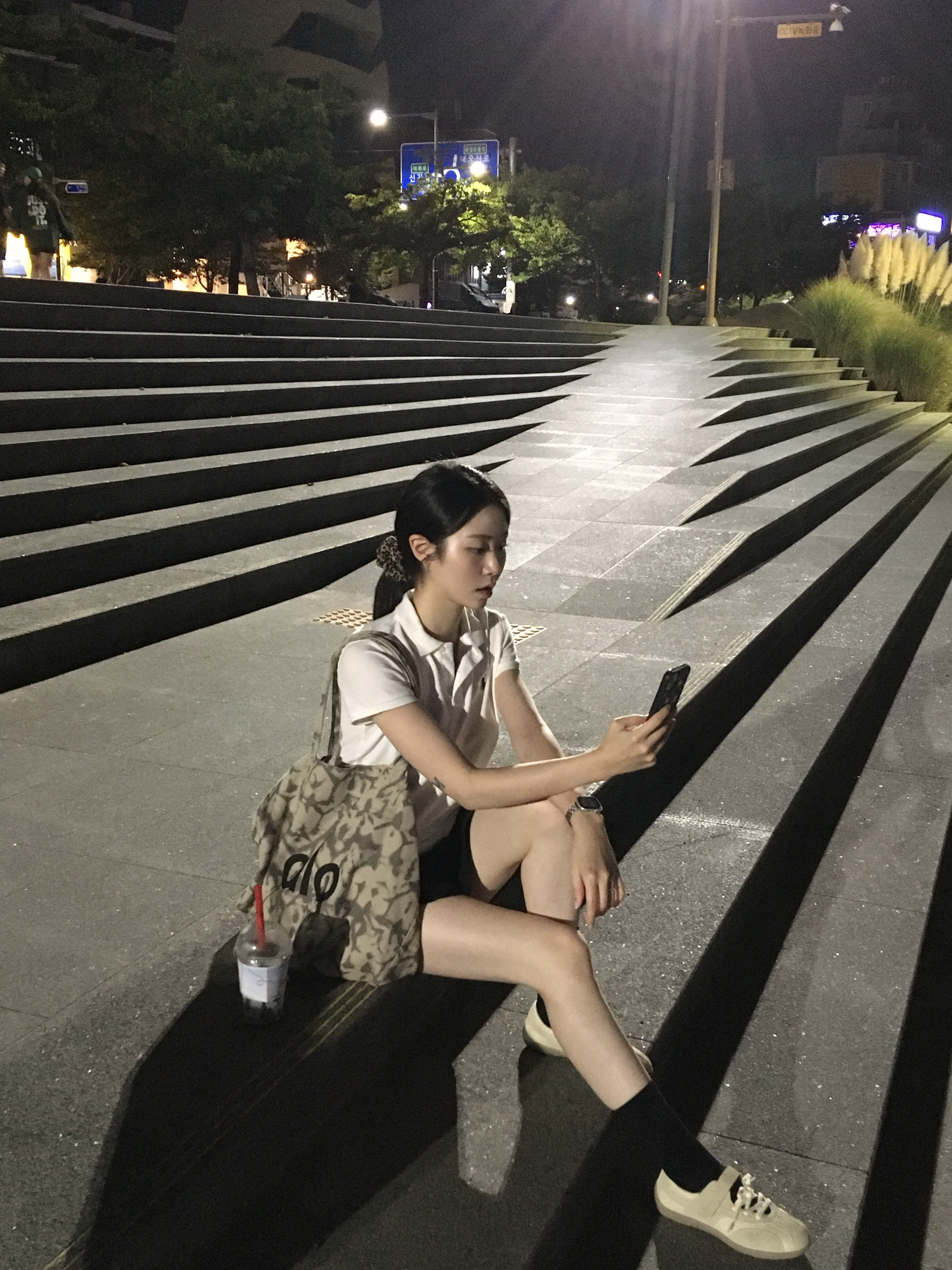 Alo Yoga Iconic Shopper Tote Bag Grey Tiedye 착용 스타일 - 3