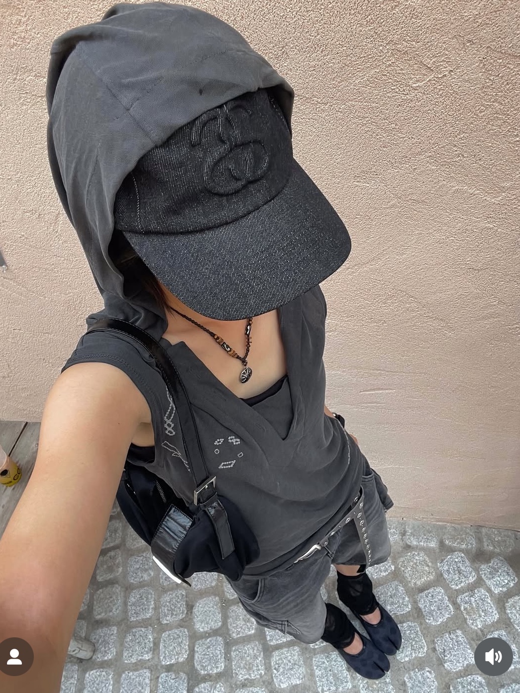 Odlyworkshop Slim Fit Sleevless Hoodie Ash, Vacant Archive Conny Wallet Keyring Black 착용 스타일 - 4