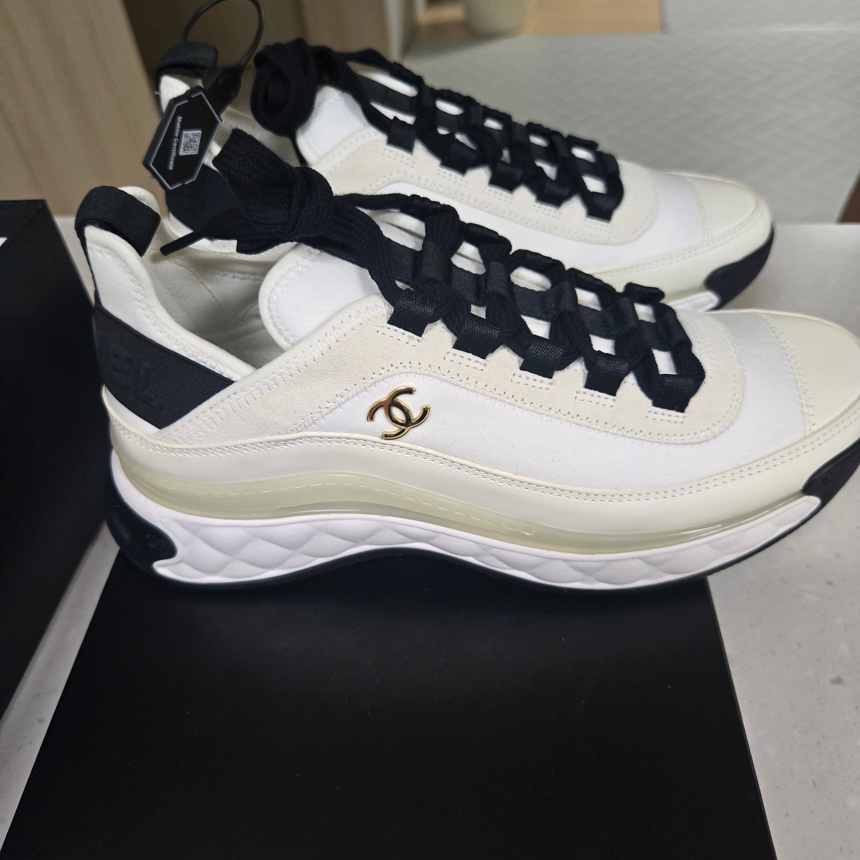 (W) Chanel Mixed Fibers Sneakers Velvet Calfskin & Gold Ivory 착용 스타일 - 6