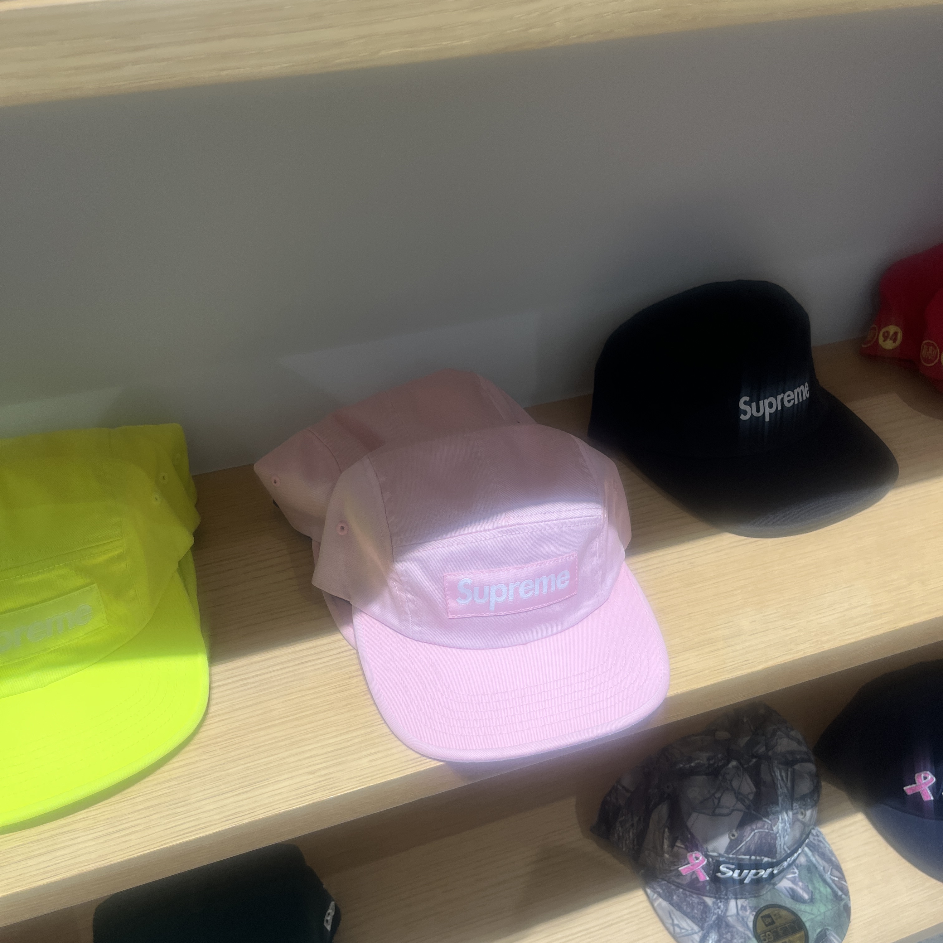 Supreme Washed Chino Twill Camp Cap Pink - 25FW, Supreme Washed Chino Twill Camp Cap Neon Yellow - 25FW 착용 스타일