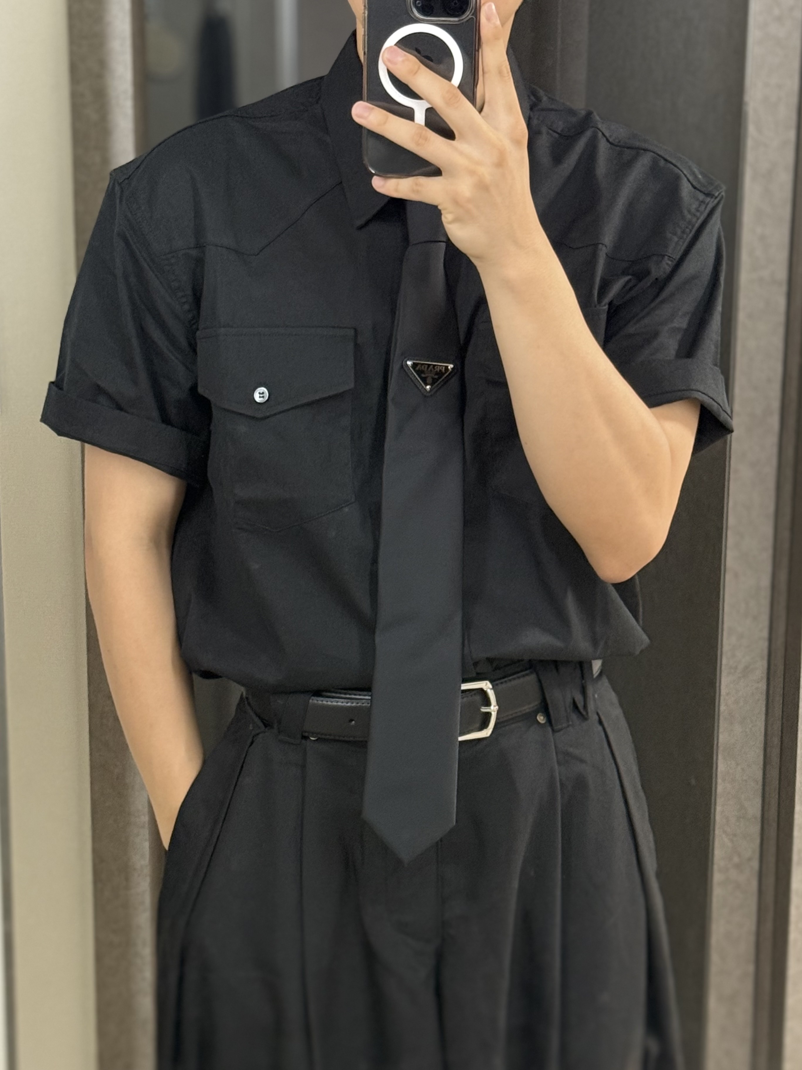 Apple iPhone 16 Pro 256GB Black Titanium (Korean Ver.), Prada Re-Nylon Gabardine Tie Black 착용 스타일
