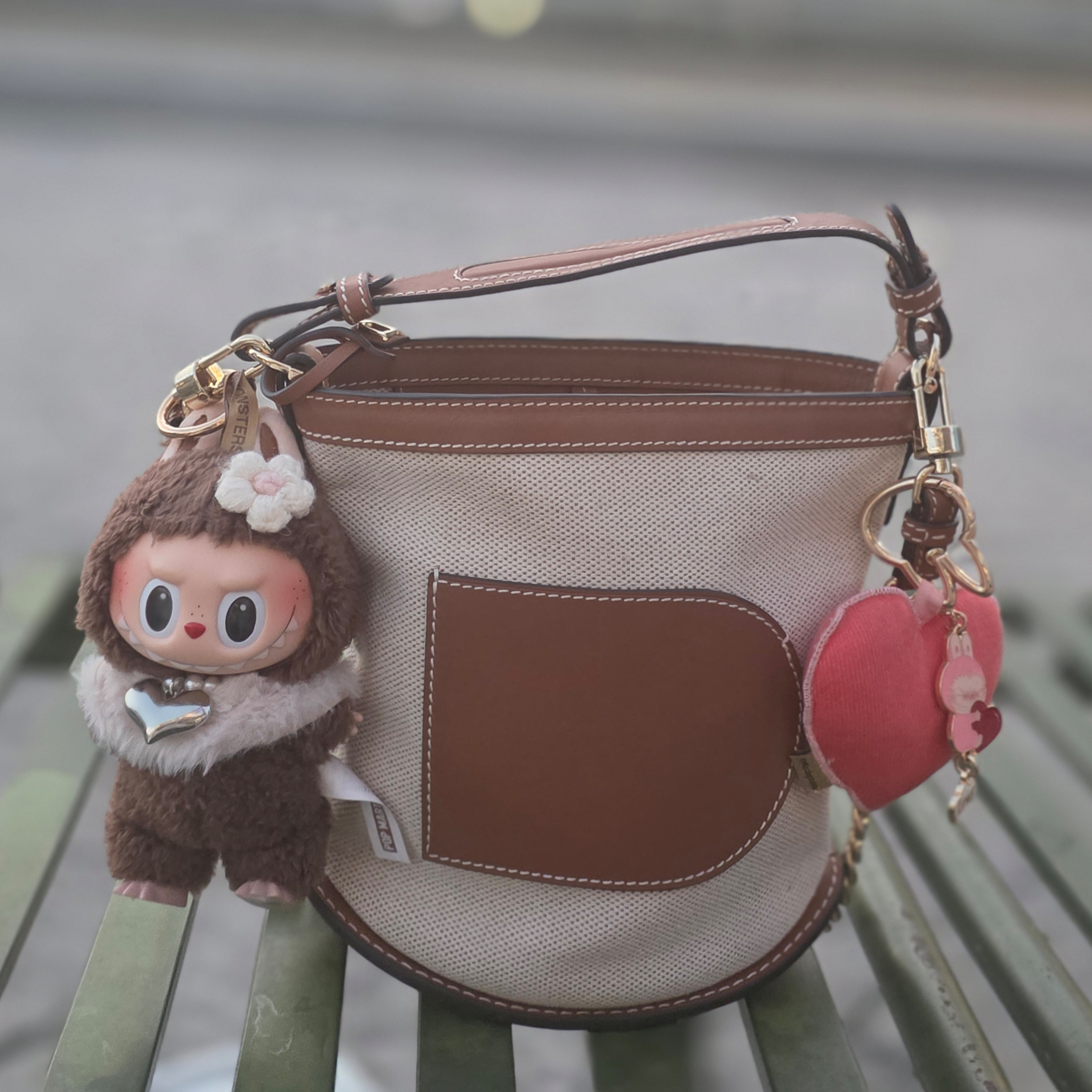 Pop Mart Labubu The Monsters Labubu Tasty Macarons Series Chestnut Cocoa Keyring (Opened Case) 착용 스타일