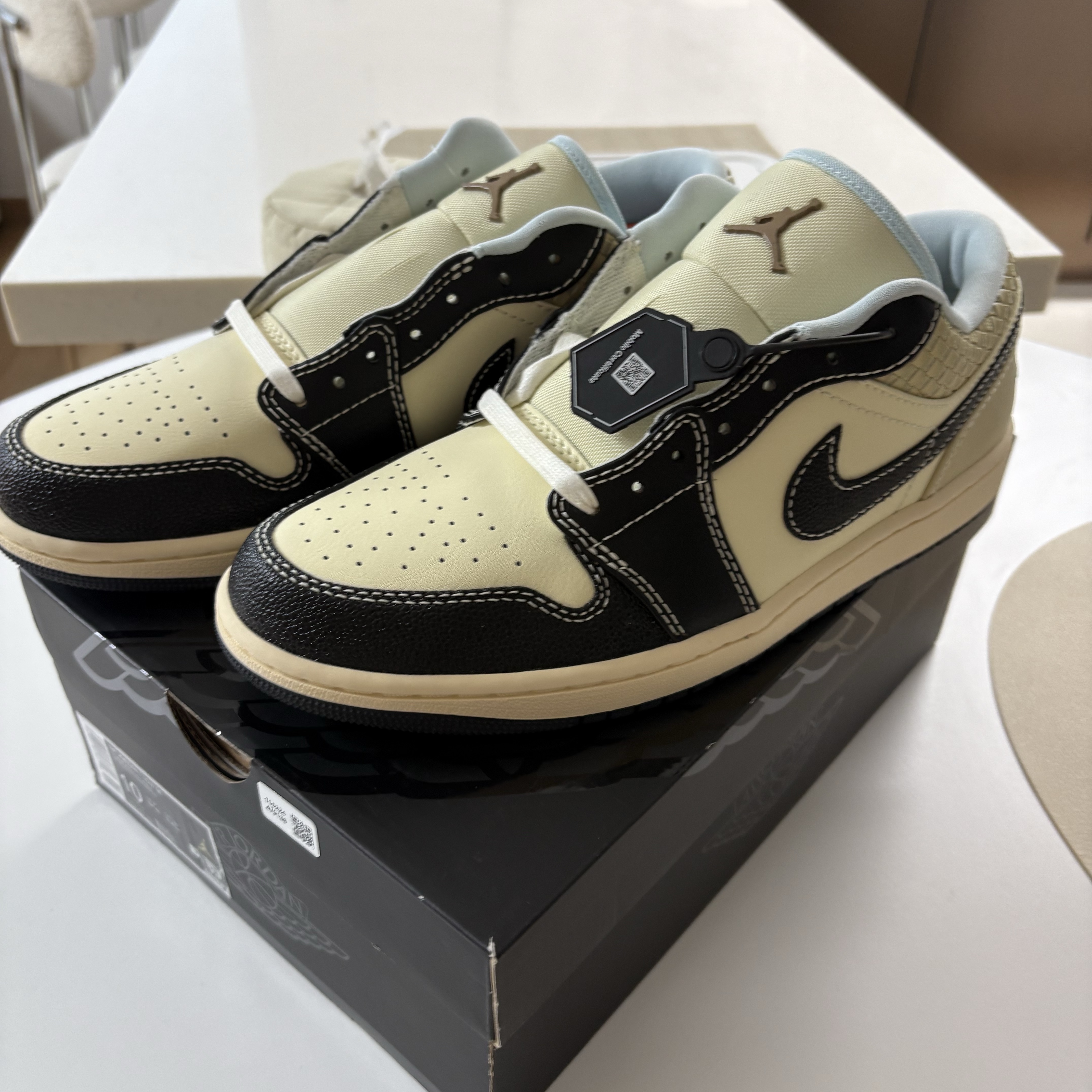 Jordan 1 Low SE Coconut Milk Muslin 착용 스타일