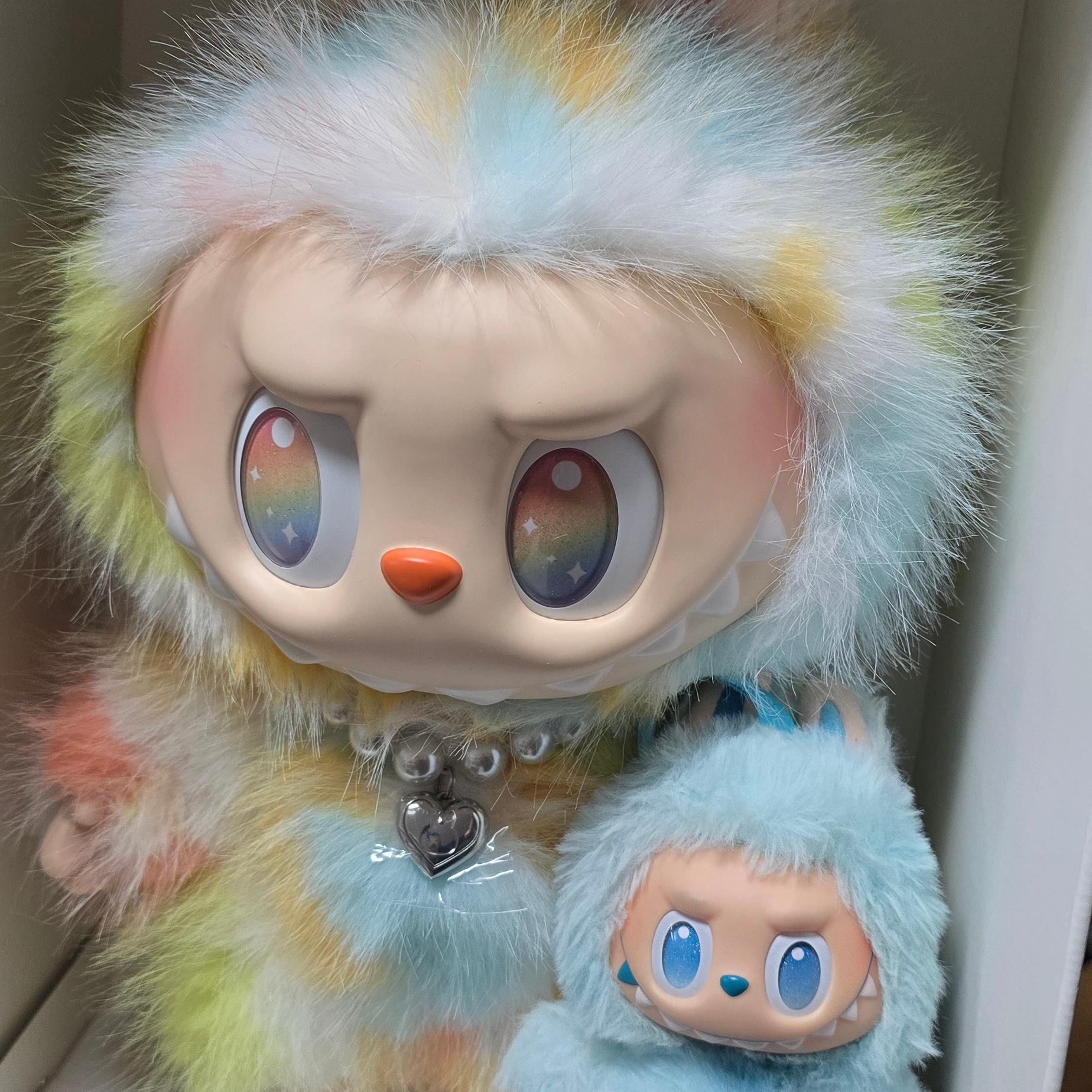 Pop Mart Labubu The Monsters Big Into Energy Series-Rock The Universe Vinyl Plush Doll 착용 스타일
