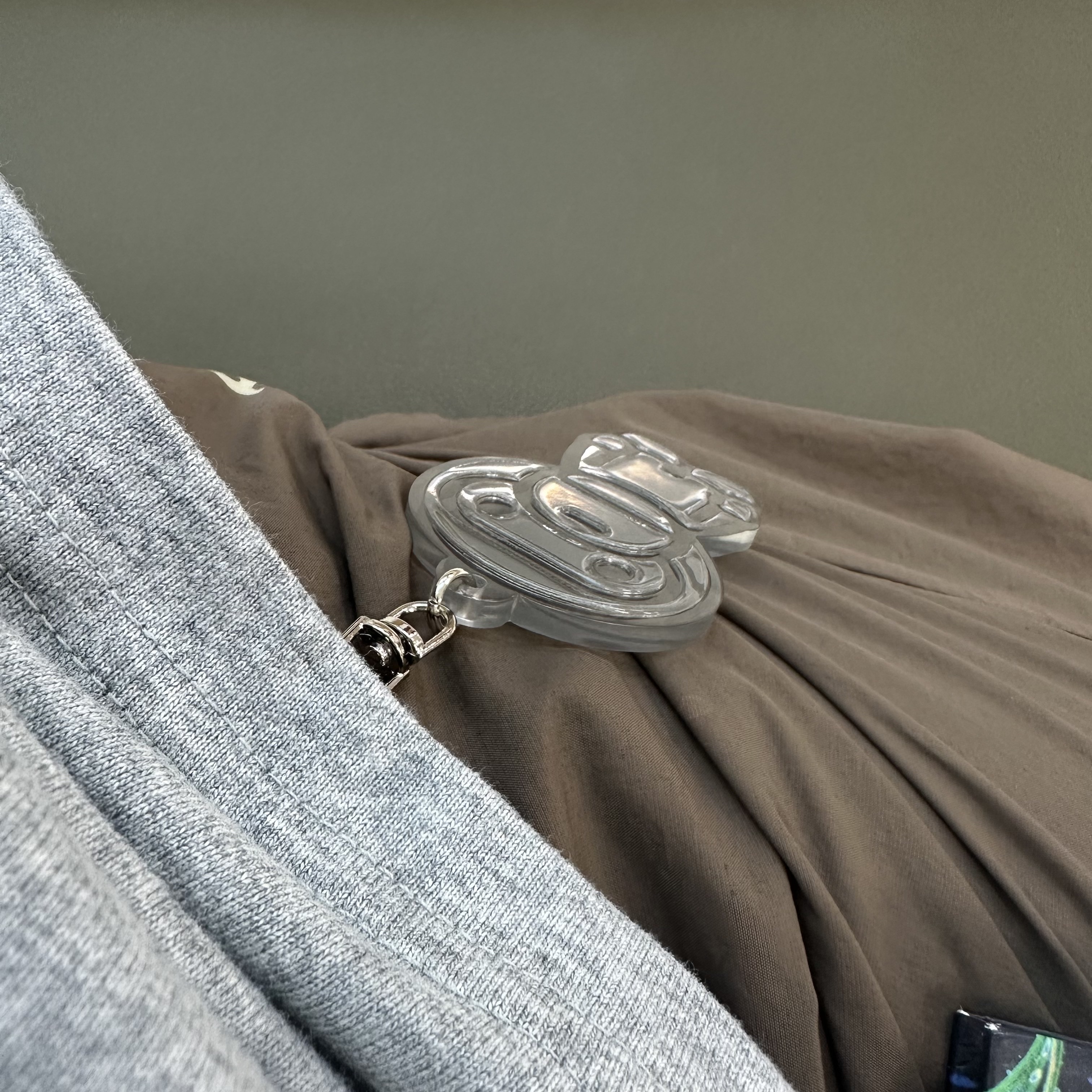 BAPE Baby Milo Reflective Keychain White 착용 스타일 - 1