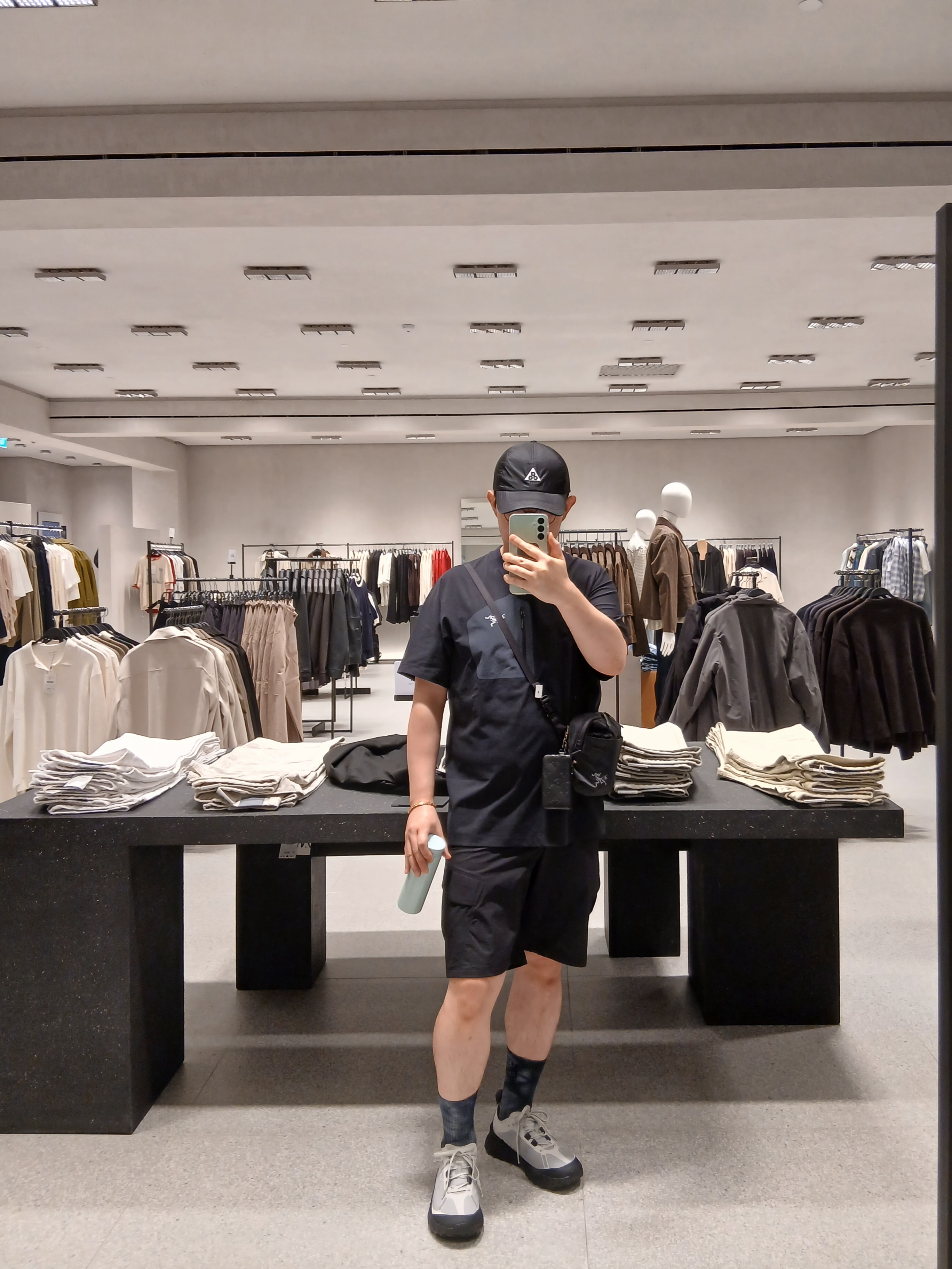 Nike ACG Trail Cap Black, Arc'teryx Konseal Pocket T-Shirt Black Grey 착용 스타일 - 5