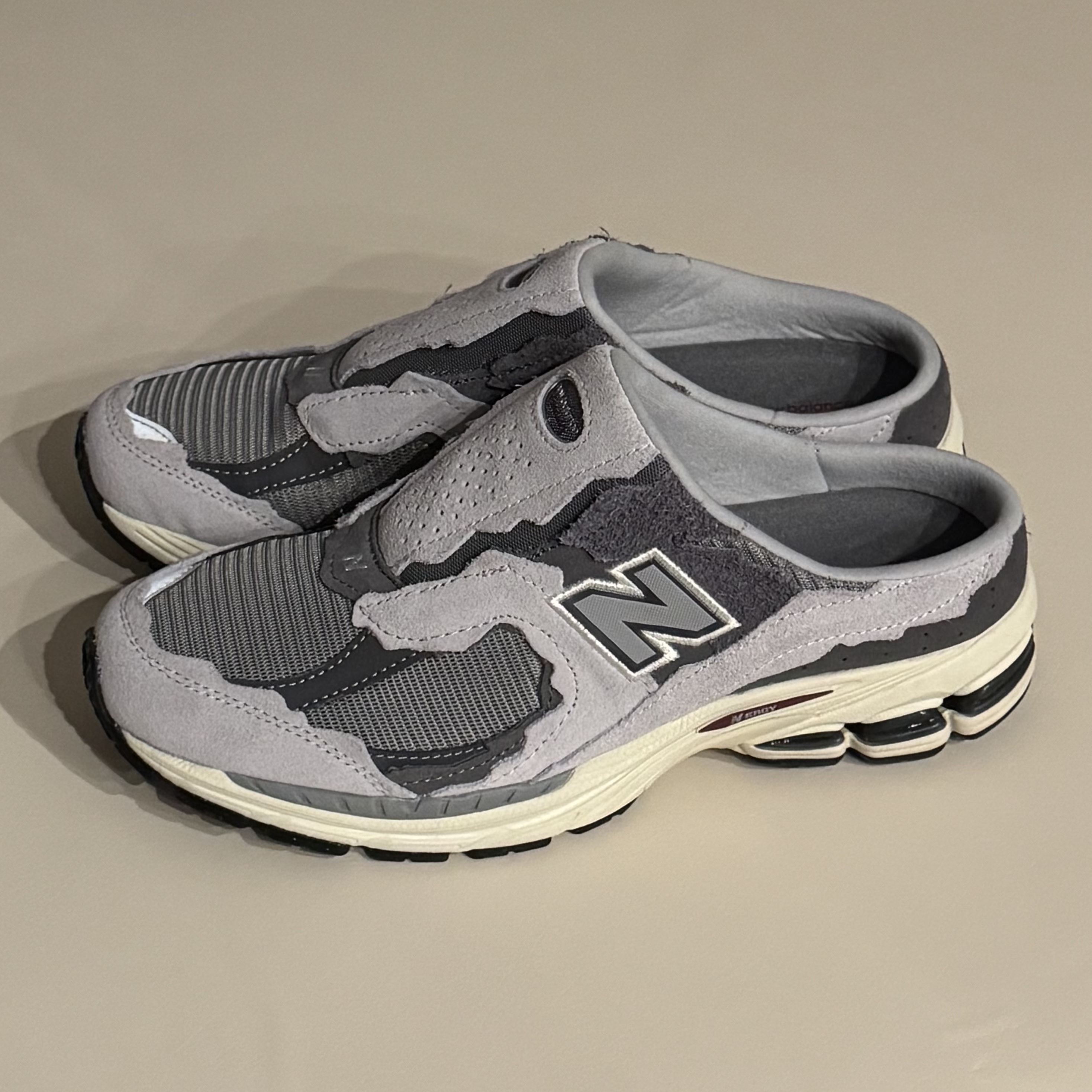 New Balance 2002 Mule Protection Pack Rain Cloud 착용 스타일