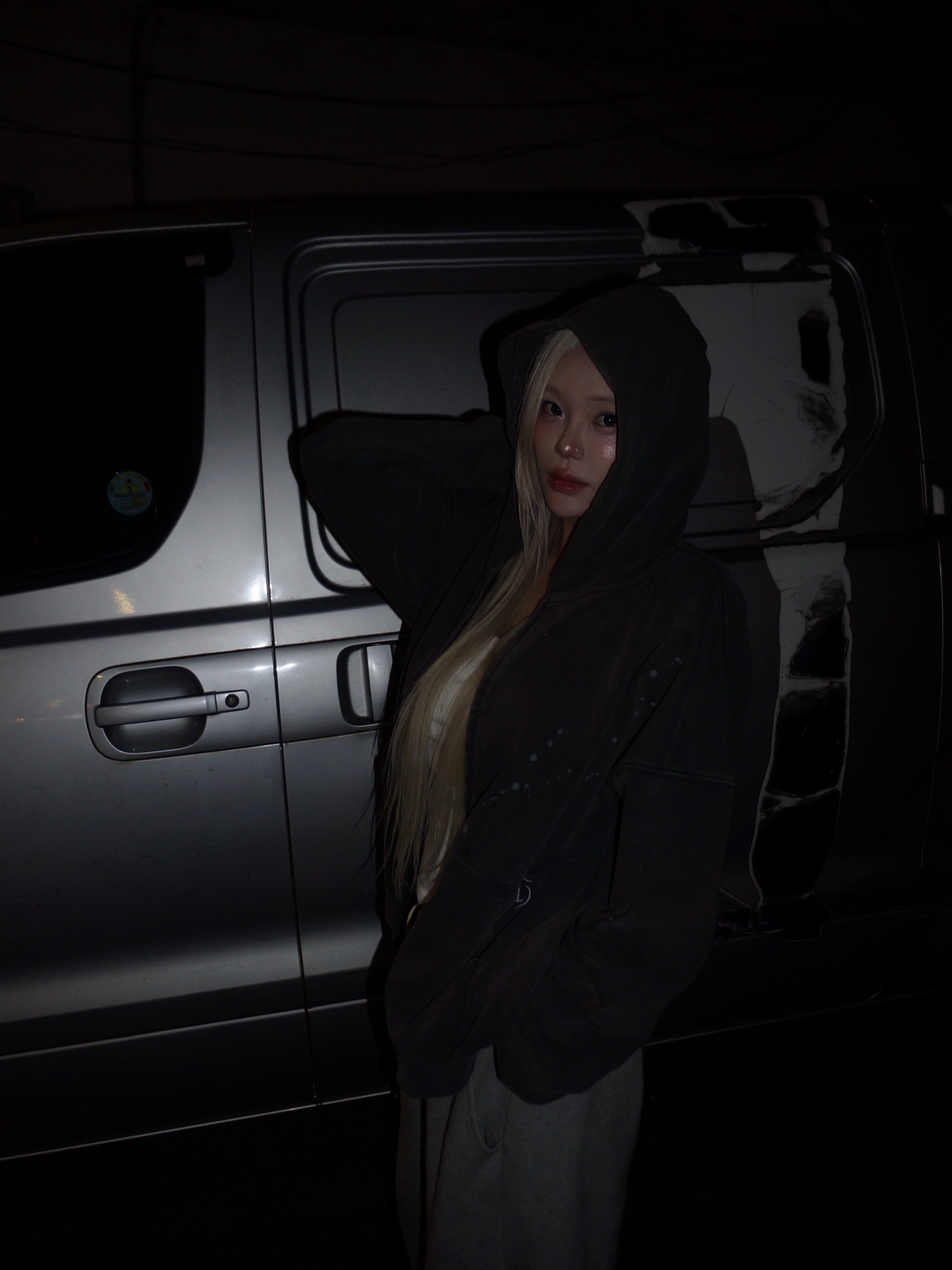 [KREAM 단독] NOMANUAL Painted Hooded Zip-up Washed Black 착용 스타일 - 6