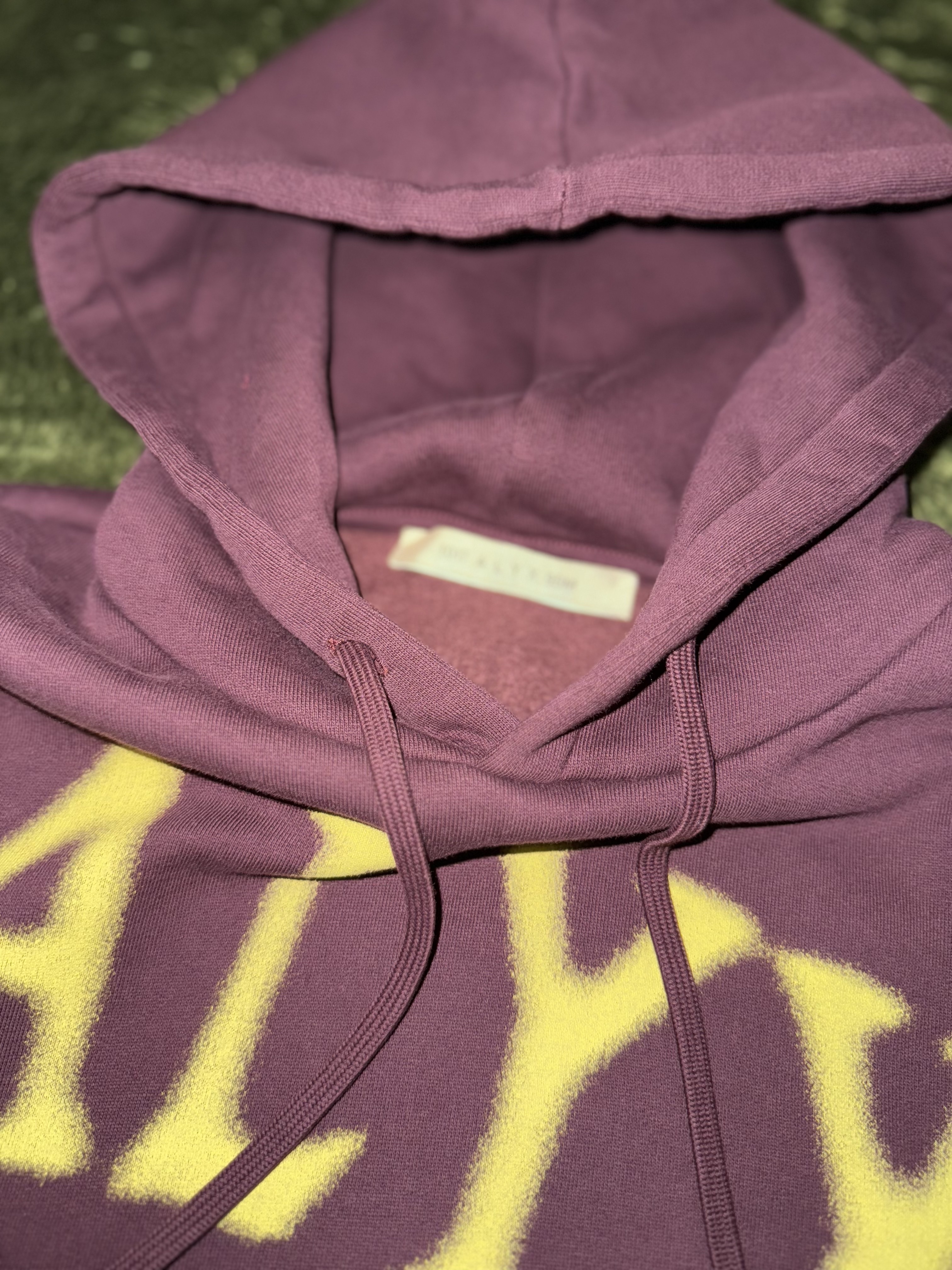 1017 Alyx 9SM Graphic Printed Hoodie Wine 착용 스타일 - 3