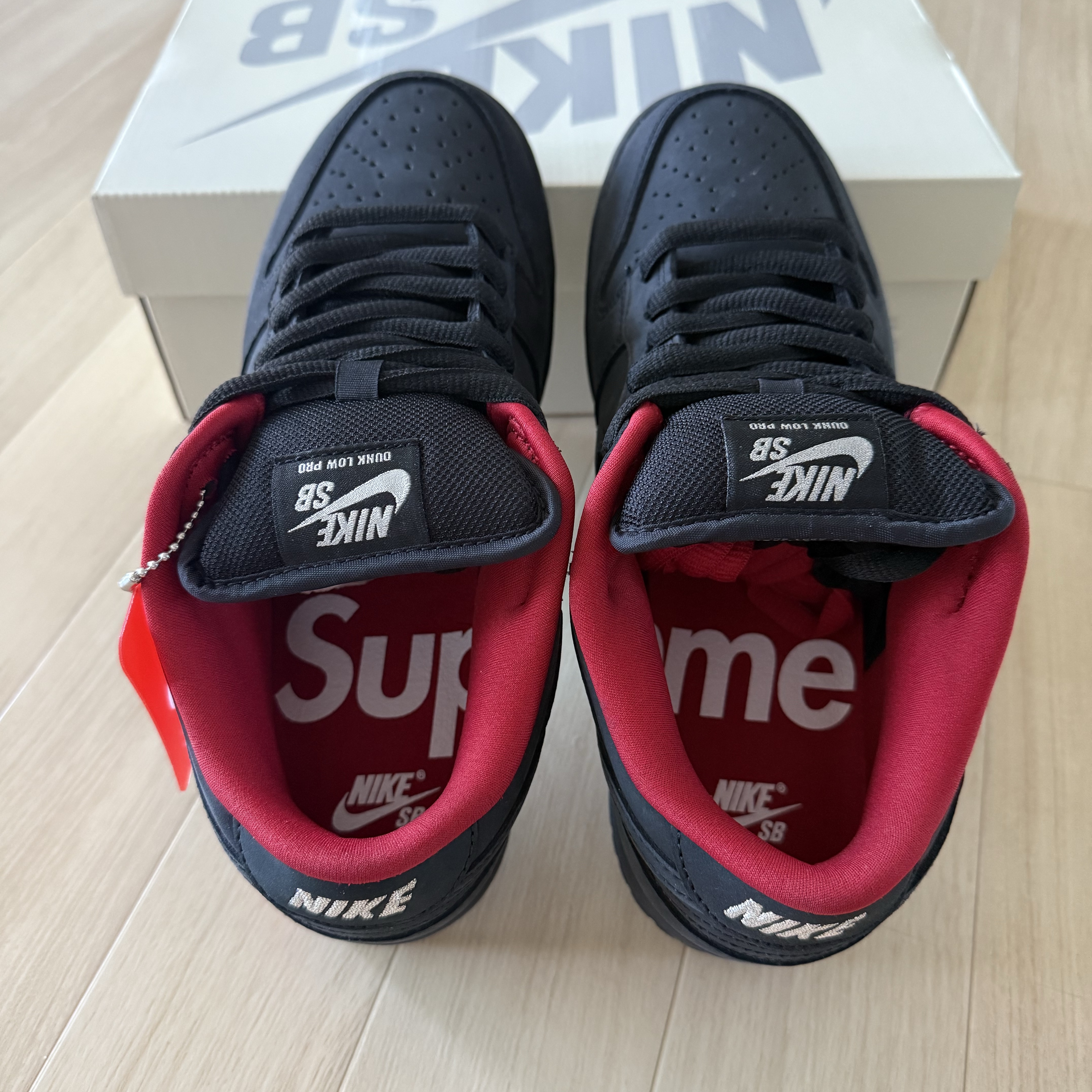 Nike x Supreme SB Dunk Low Black 착용 스타일 - 2
