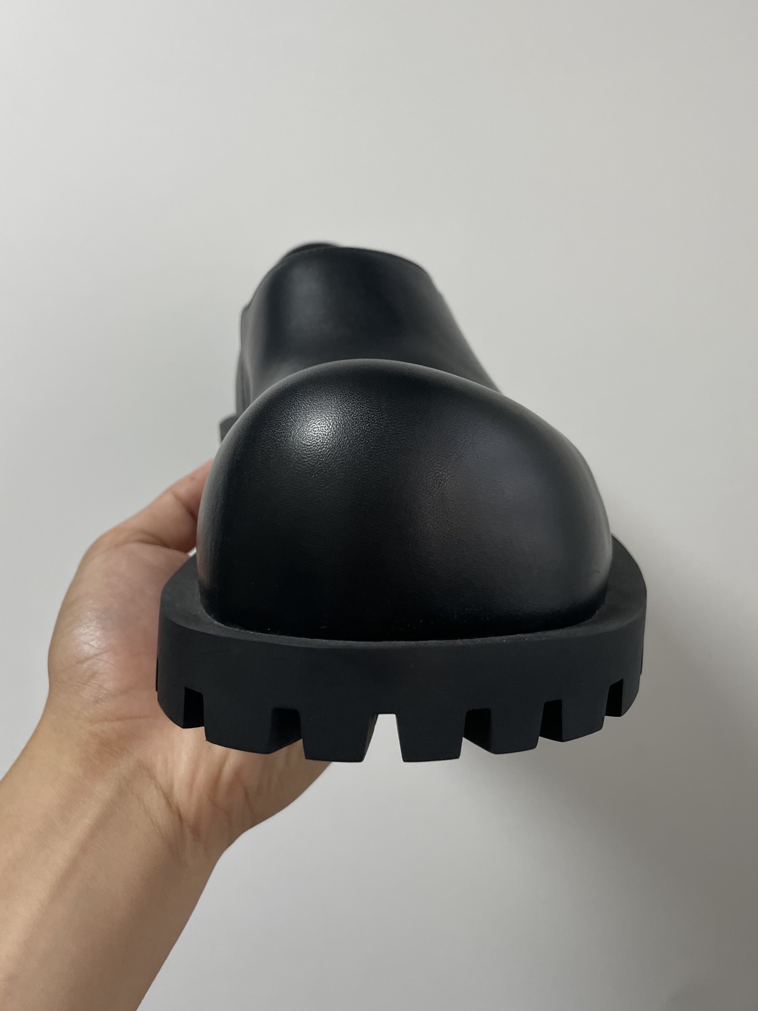 Balenciaga Hummer Derby Black 착용 스타일 - 4