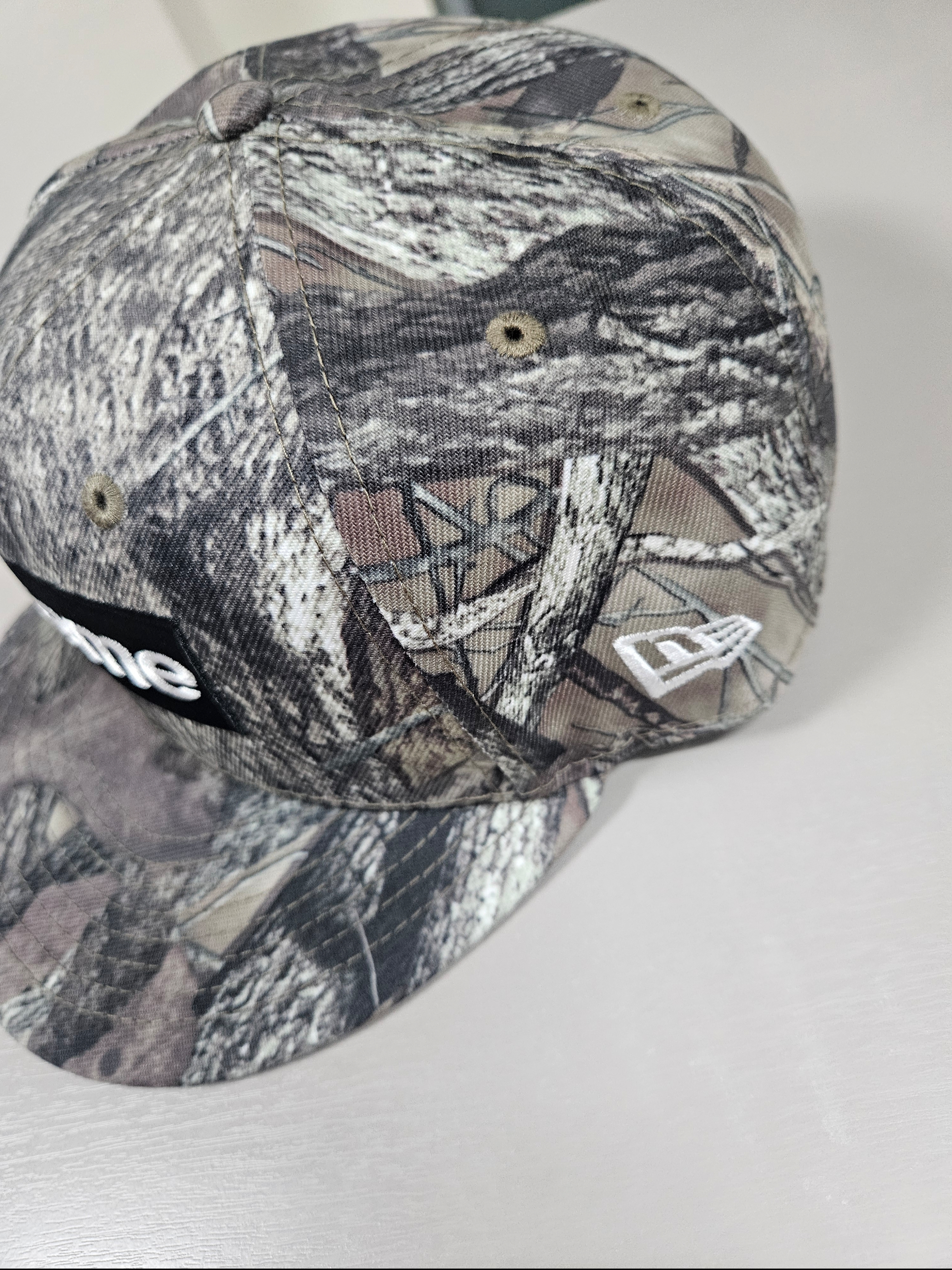 Supreme Breast Cancer Awareness Box Logo New Era TrueTimber HTC Fall Camo - 25FW, Supreme Small Box T-Shirt TrueTimber HTC Fall Camo - 24FW 착용 스타일 - 4