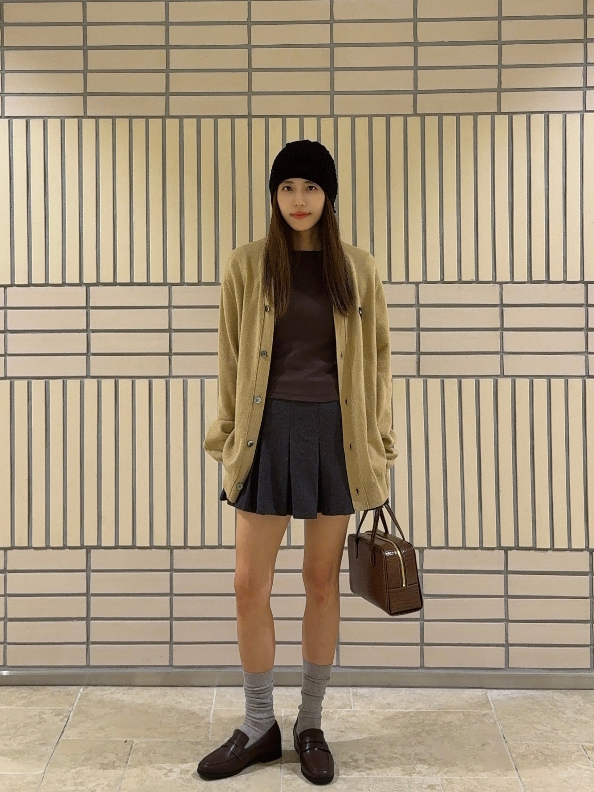 Play Comme des Garcons Black Heart Knit Cardigan Beige 착용 스타일 - 1