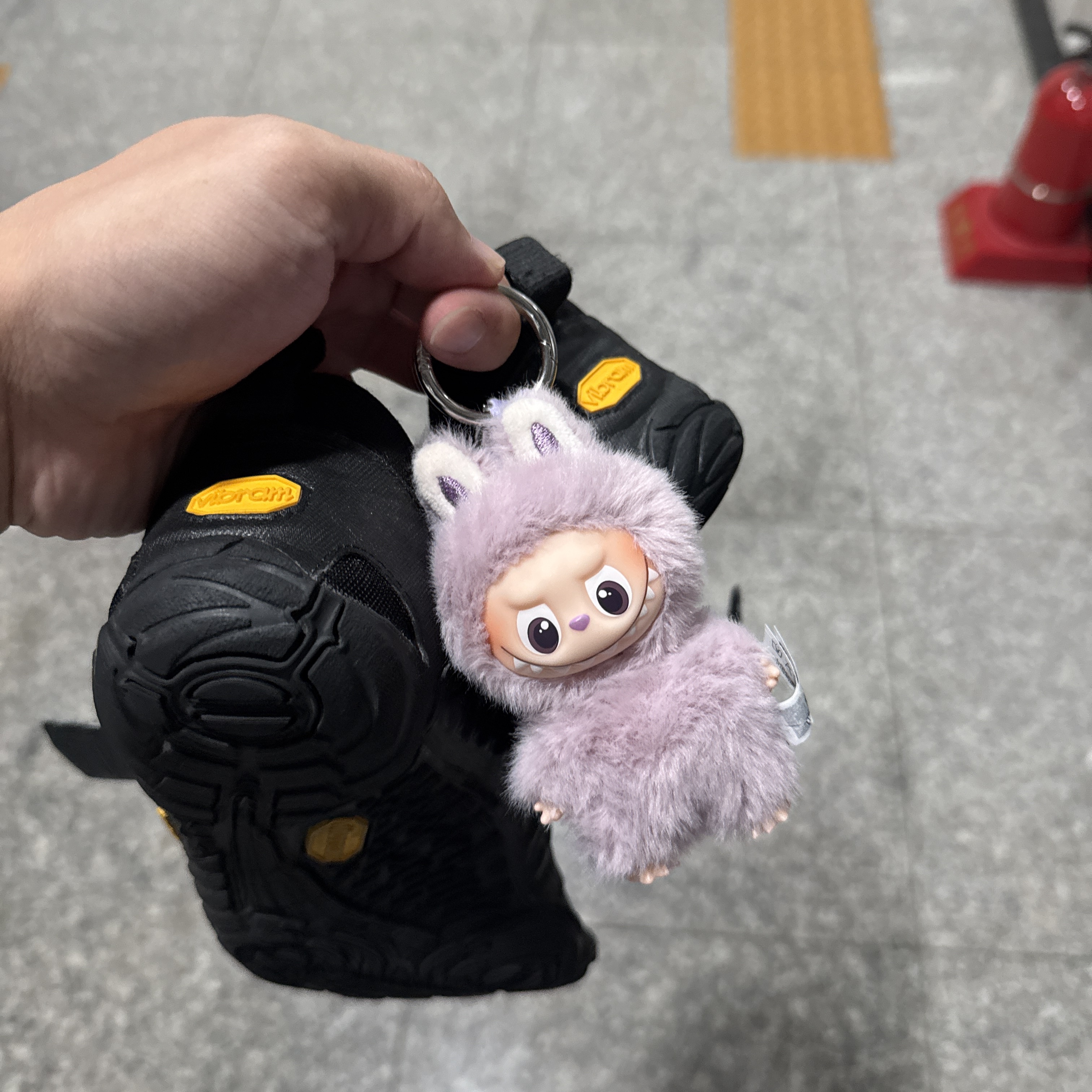 Pop Mart Labubu The Monsters Pin For Love Series Vinyl Plush Pendant Sealed Case (A-M) (1 Blind Box) 착용 스타일