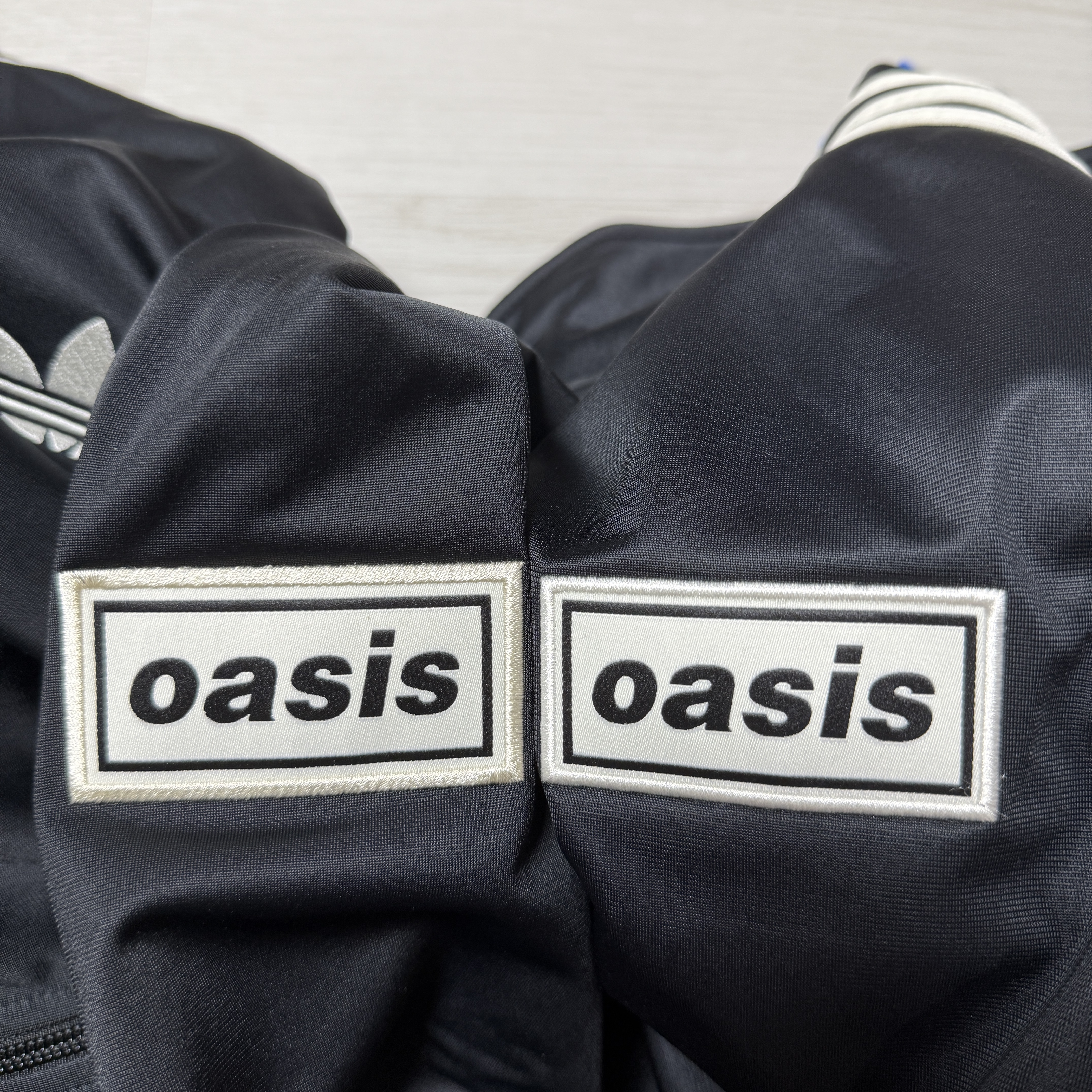 Adidas x Oasis Tour Firebird Track Top Black - US Sizing, Adidas x Oasis Tour Firebird Track Top Night Indigo - US Sizing 착용 스타일 - 1