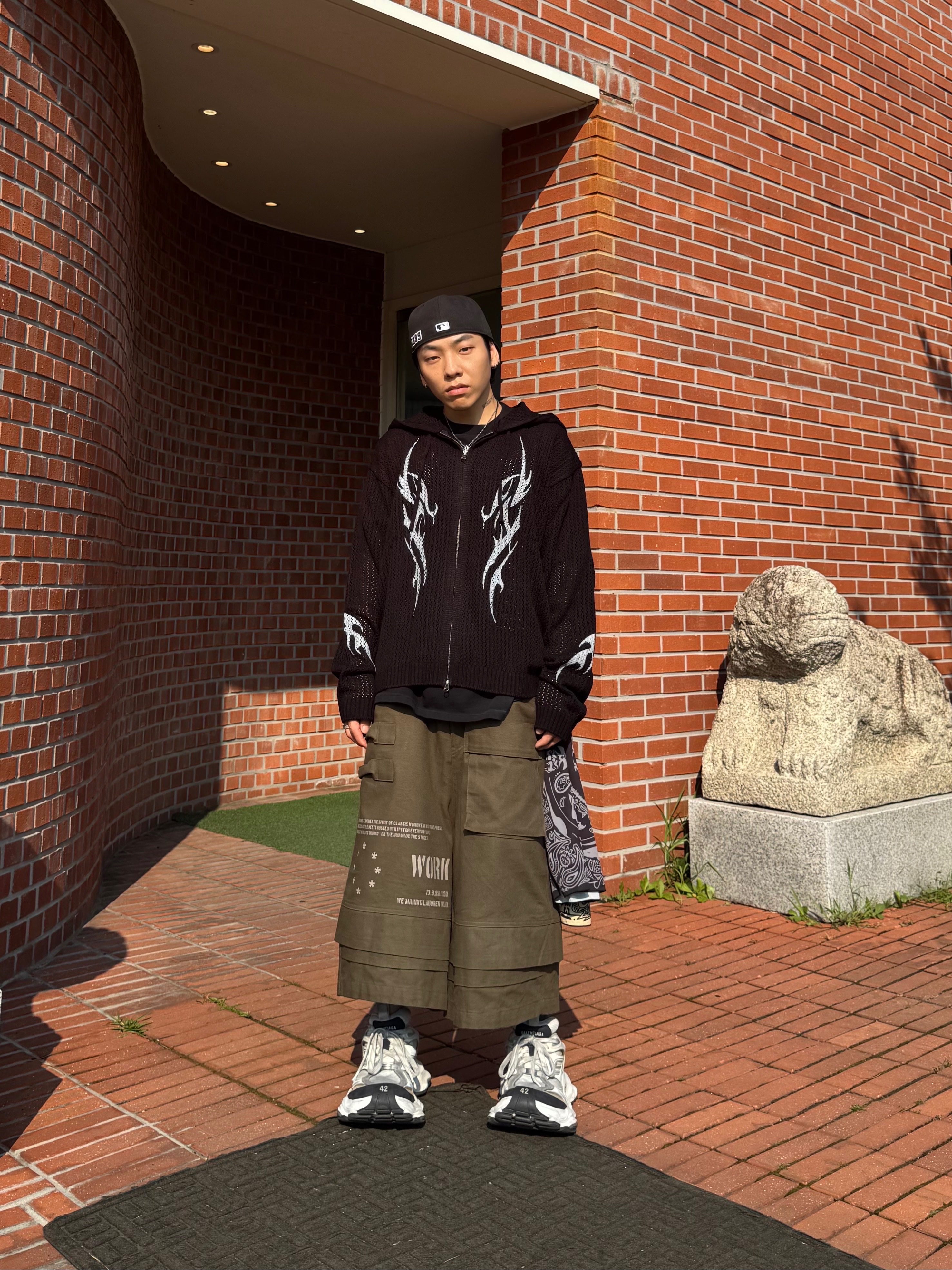 Balenciaga Cargo Sneakers White Grey, Wapworks Engineered Oxford Bermuda Khaki 착용 스타일 - 4