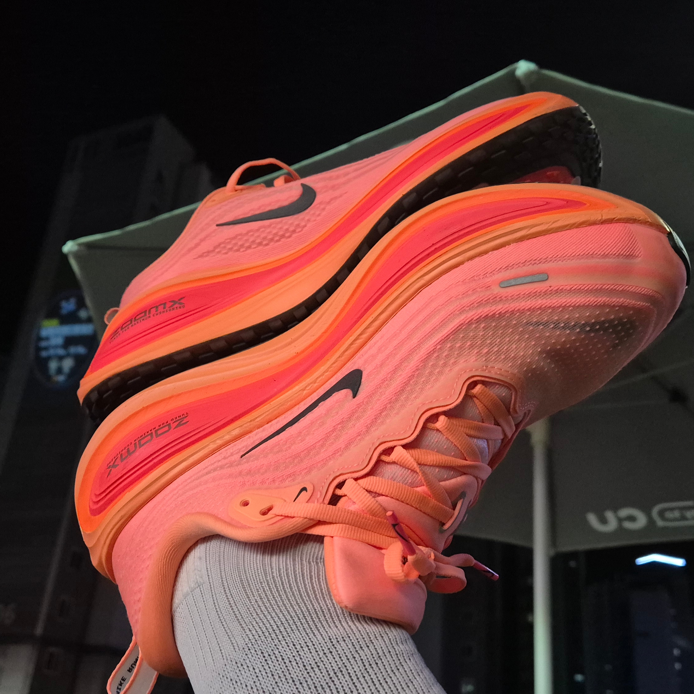 Nike Vomero Plus Orange Pulse Hot Lava 착용 스타일 - 2