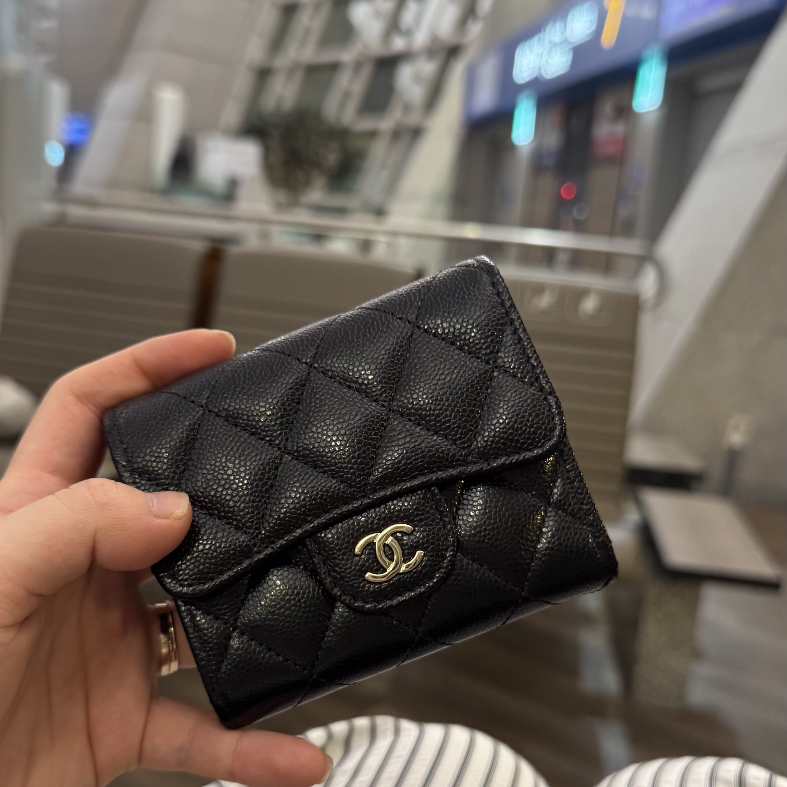 Chanel Classic Small Flap Wallet Grained Shiny Calfskin & Gold Black, Chanel Classic Card Holder Grained Calfskin & Gold Black 착용 스타일 - 1