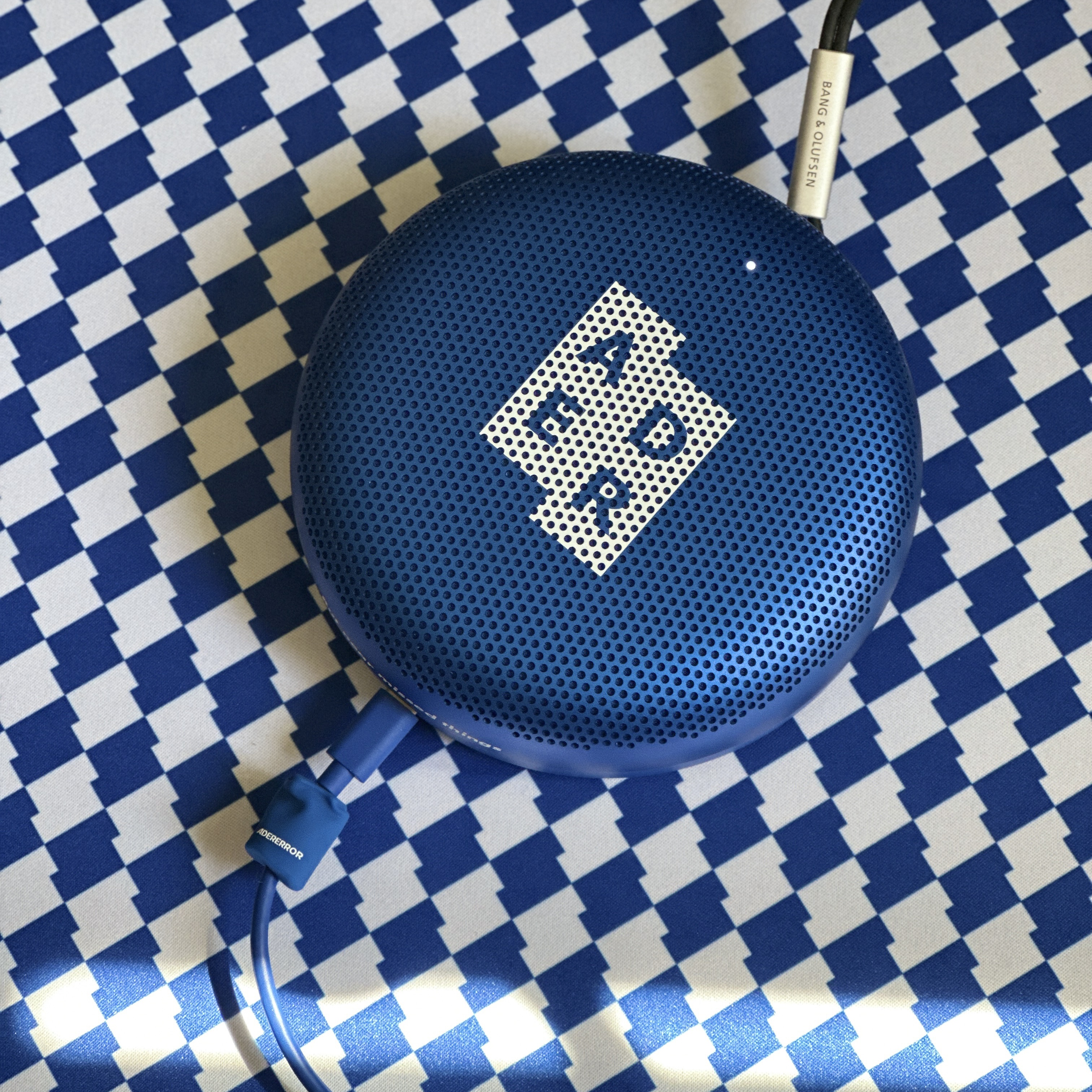 Bang & Olufsen x Ader Error Beosound A1 Ader Error Edition Z-Blue (With Speaker Stand) - Korean Ver. 착용 스타일