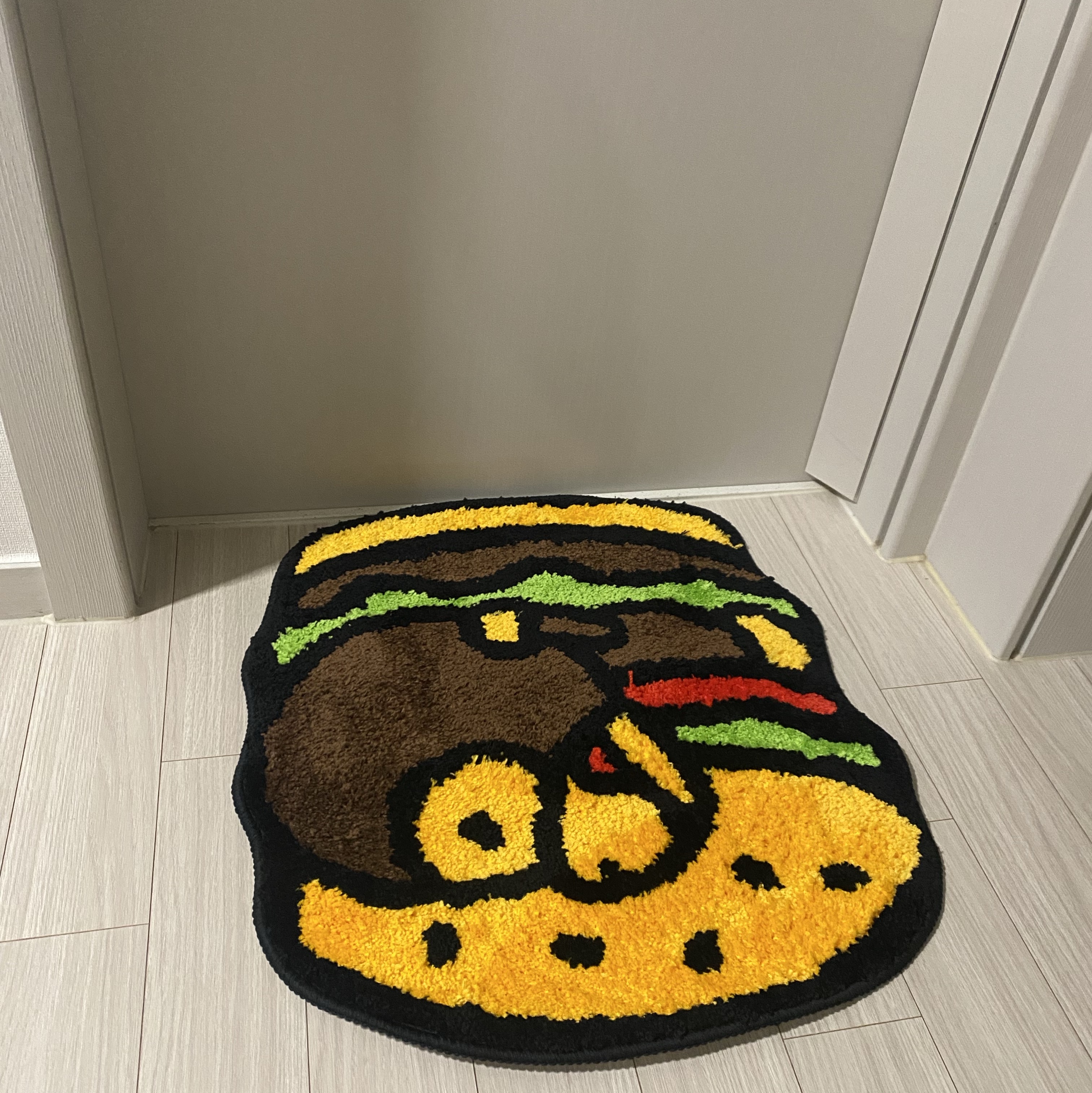 BAPE Baby Milo Hamburger Rug Brown 착용 스타일 - 2