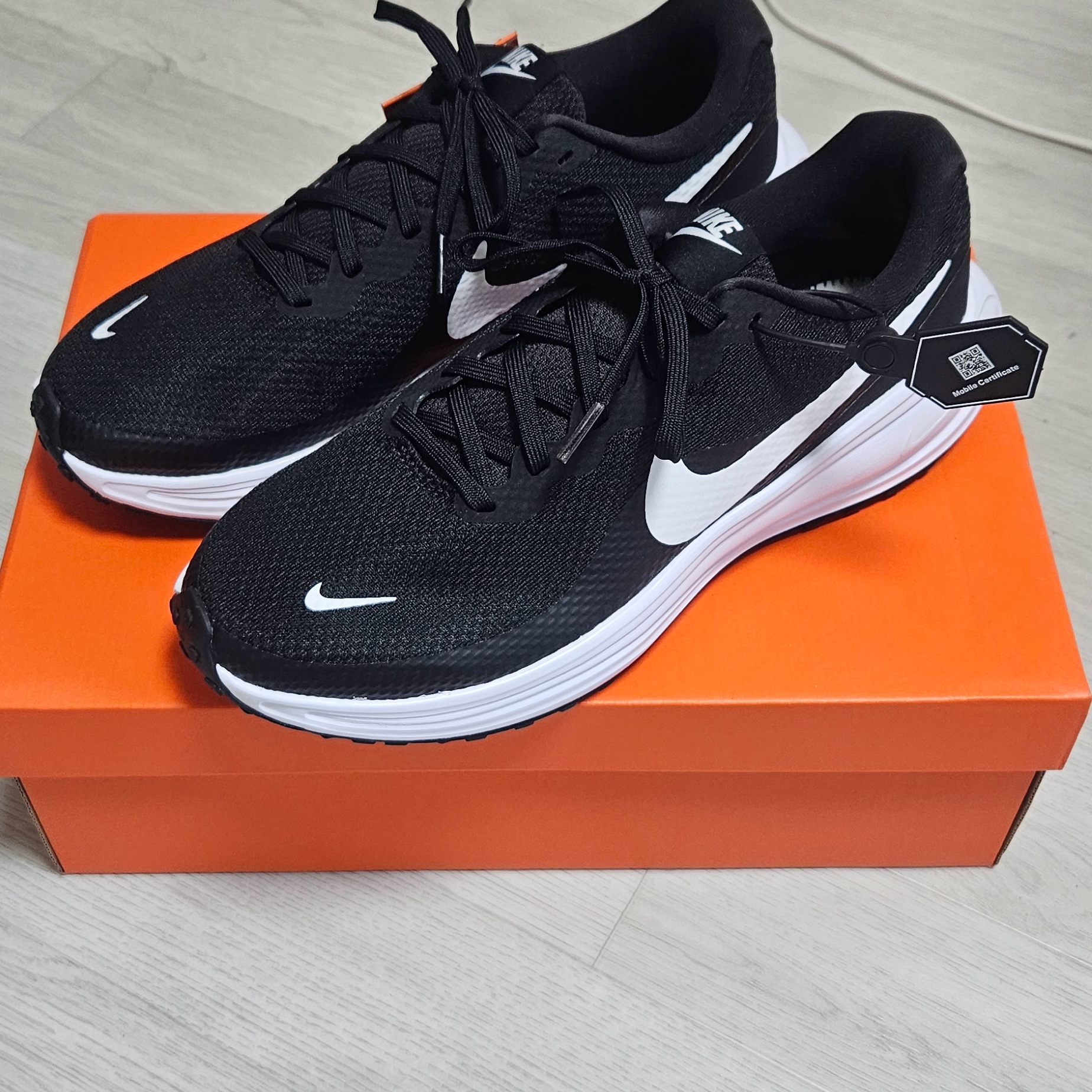 Nike Revolution 8 Black White 착용 스타일