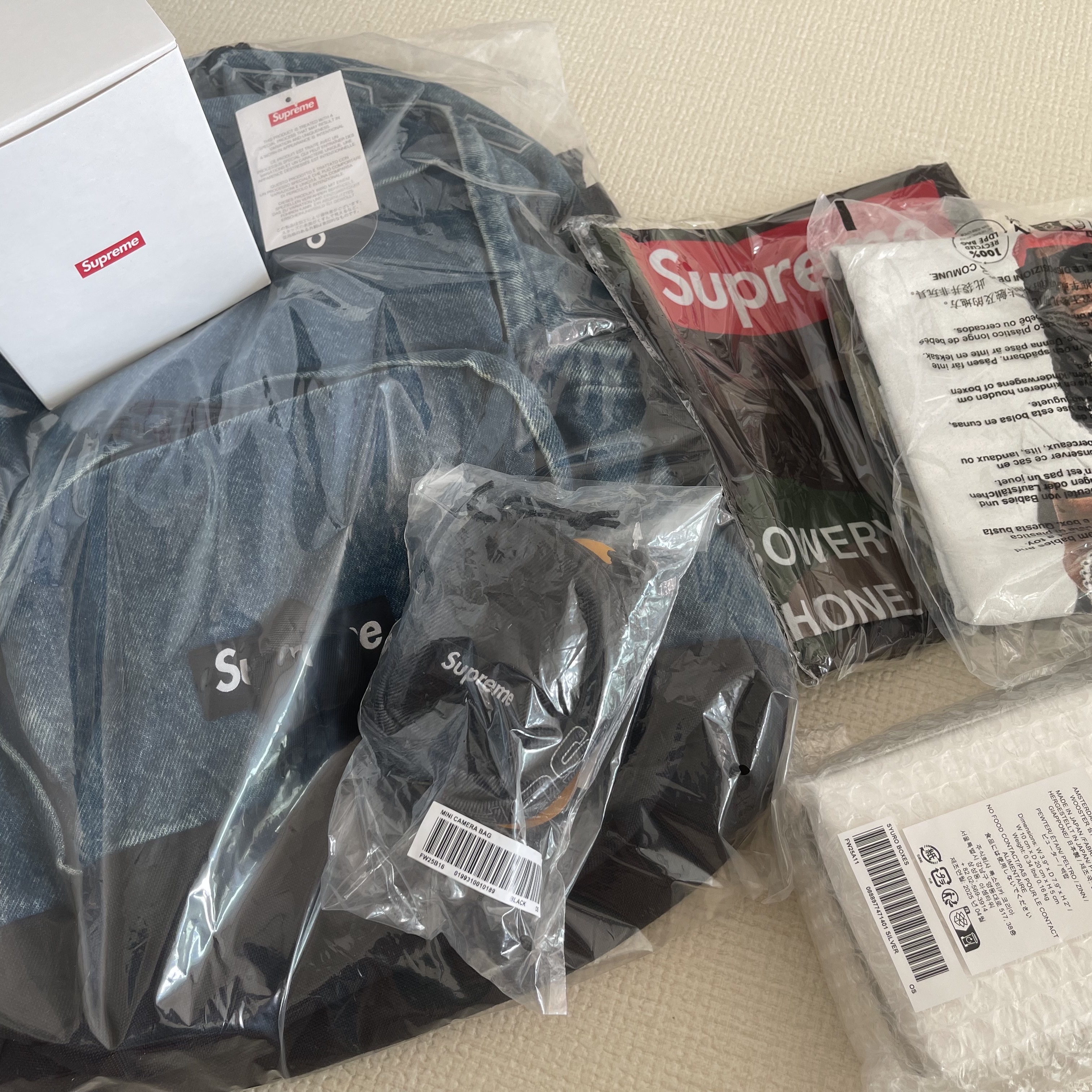 Supreme Denim Backpack Washed Indigo - 25FW, Supreme x SyuRo Tinplate Box Silver - 25FW 착용 스타일 - 8
