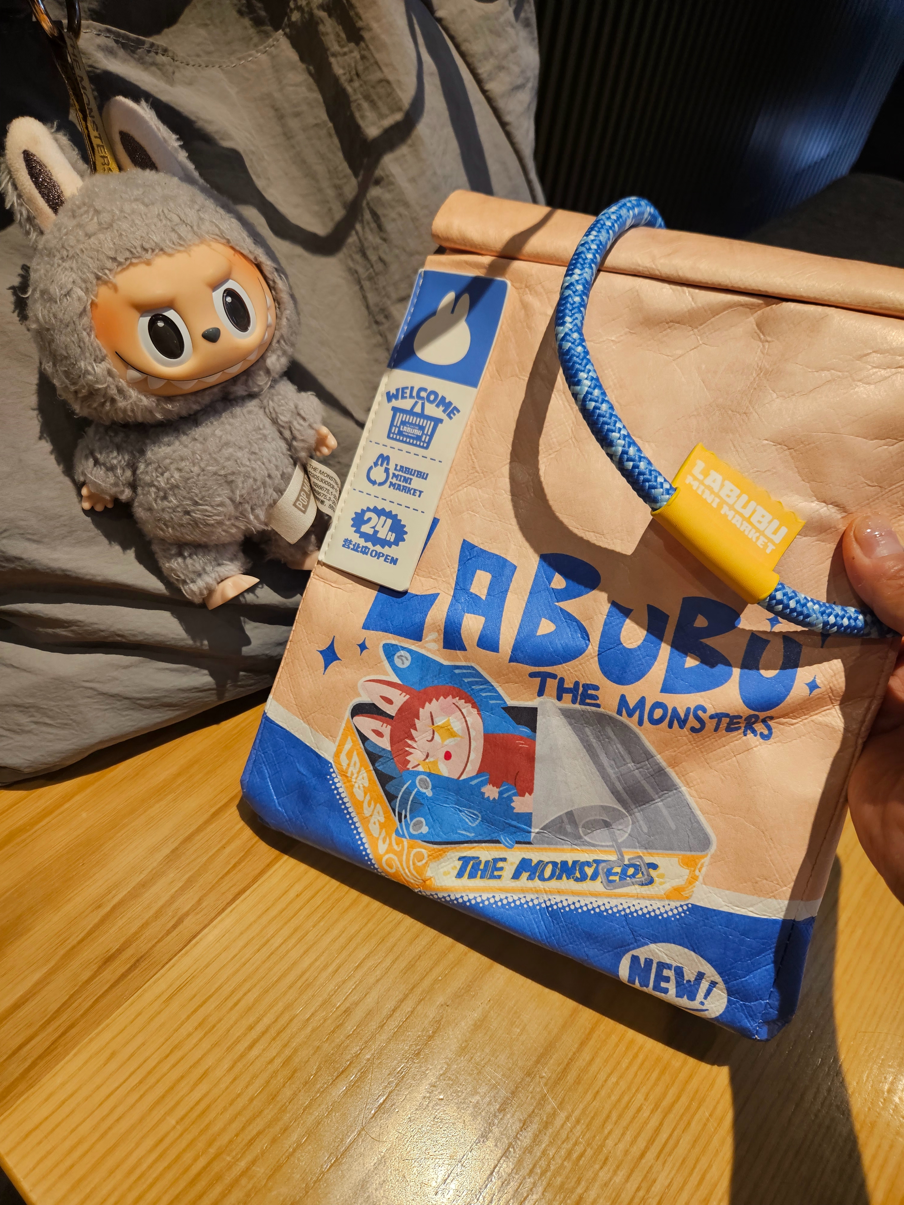 Pop Mart Labubu The Monsters Wacky Mart Series Messenger Bag, Human Made Heart Rubber Coaster Yellow 착용 스타일 - 3