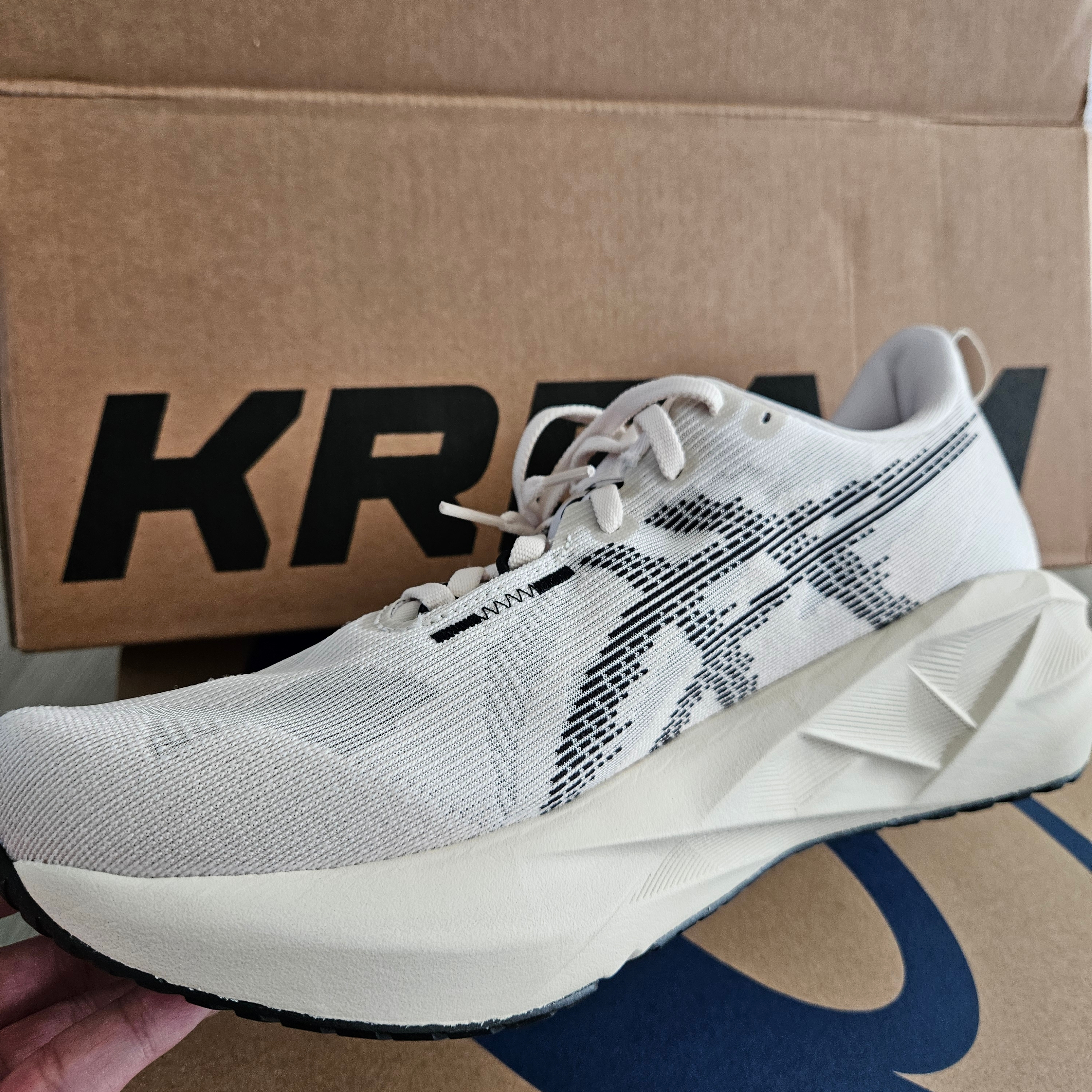 Asics Novablast 5 Oatmeal Black - D Standard 착용 스타일 - 1