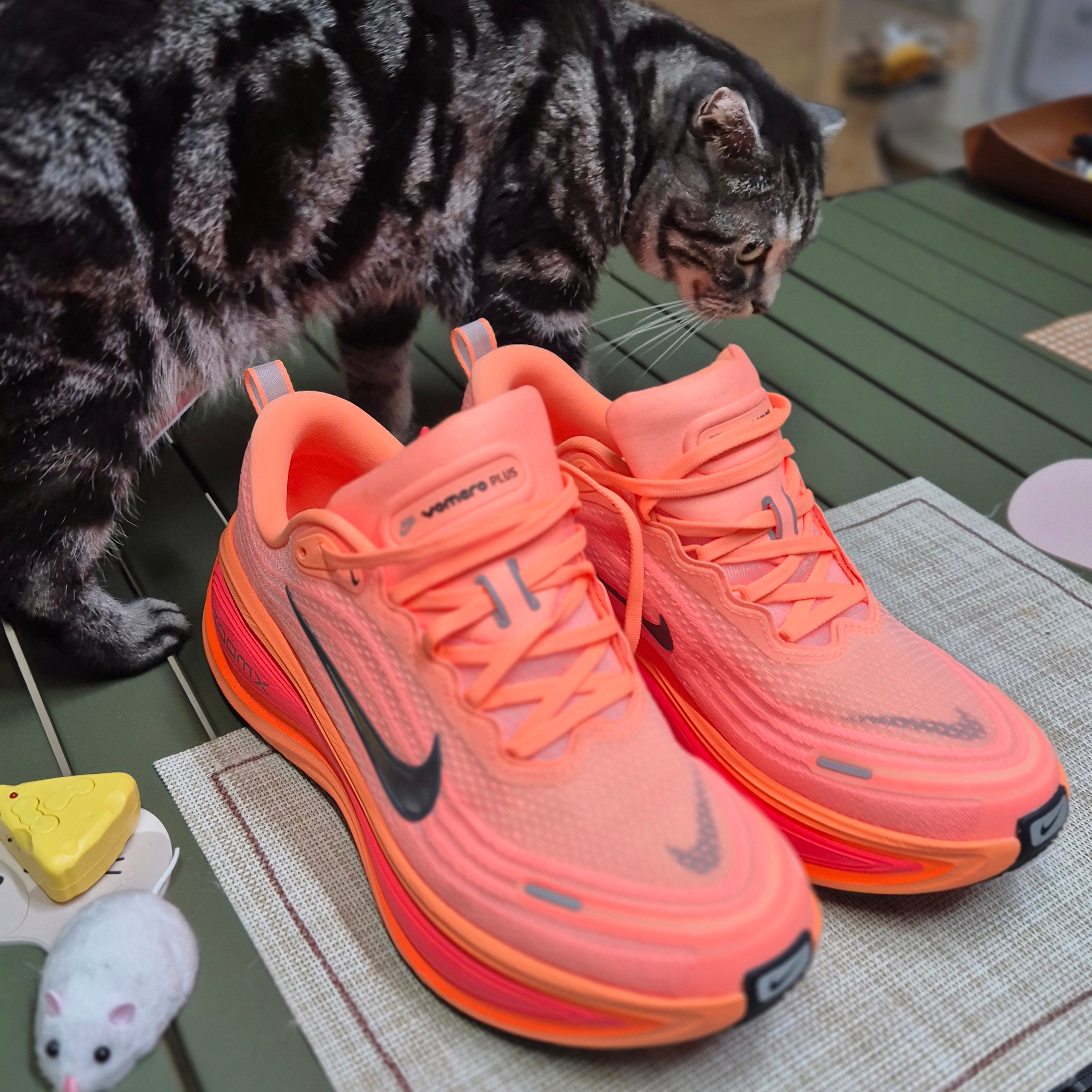 Nike Vomero Plus Orange Pulse Hot Lava 착용 스타일 - 3