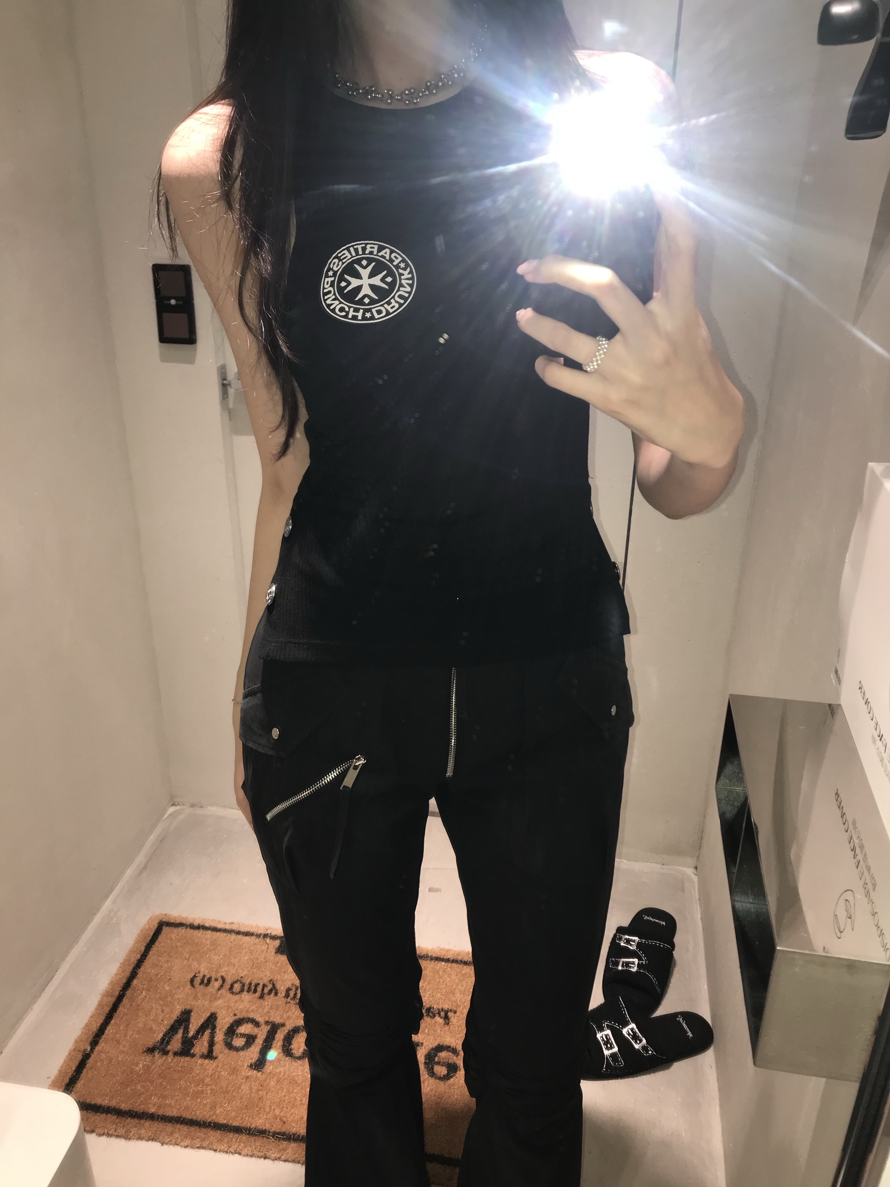 Punch Drunk Parties Mother's Worry Tank Top Black 착용 스타일
