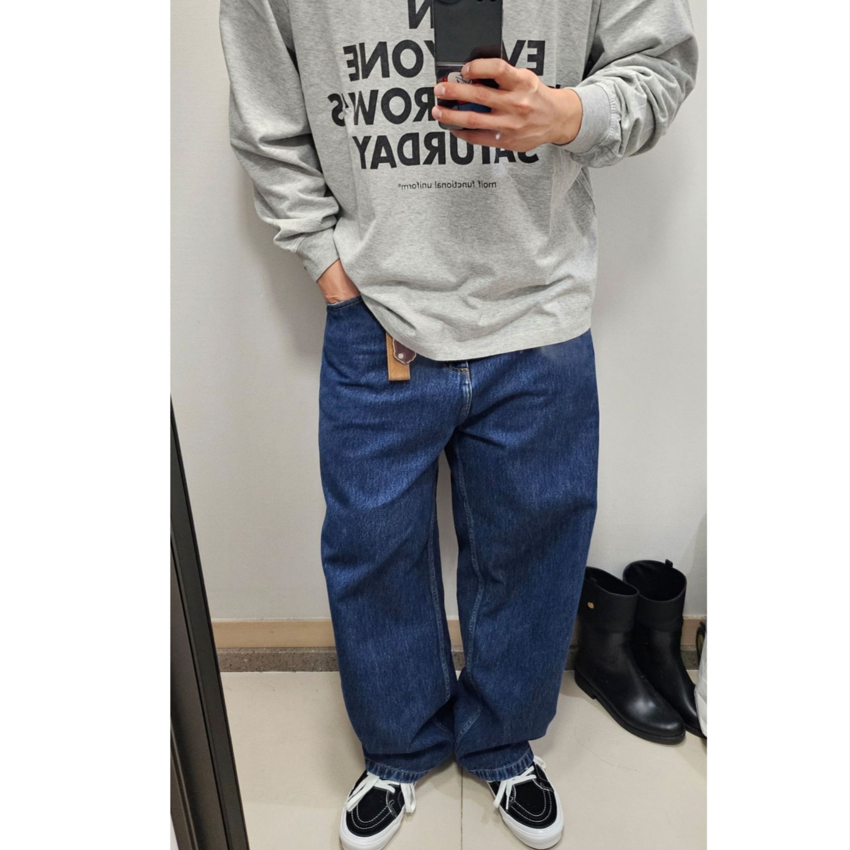 BAPE Ape Head Metal Keychain Brown, Vans Vault OG Sk8-Hi LX Black 착용 스타일 - 1